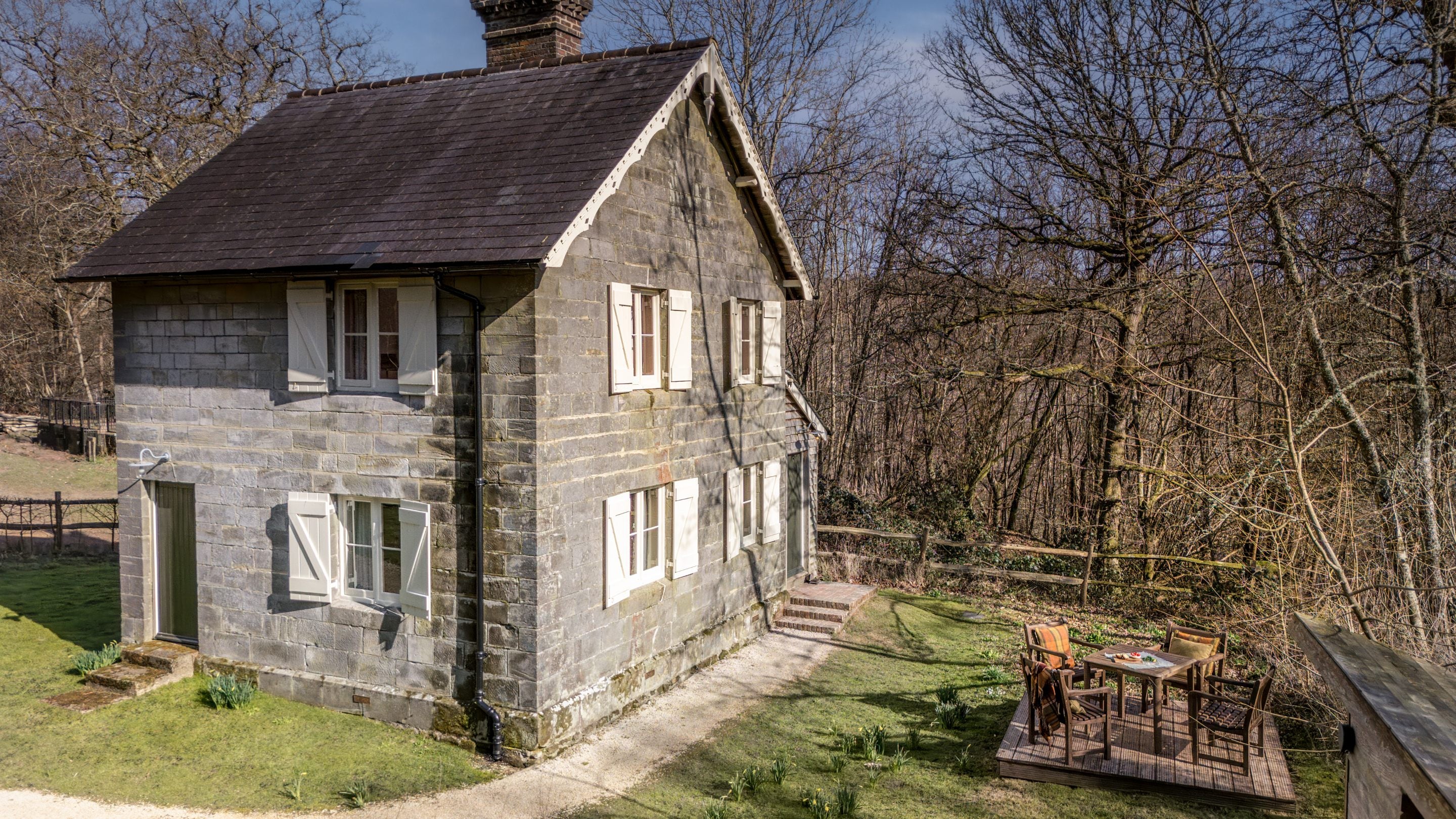 Woodlands Cottage and its outdoor dining area, Sussex