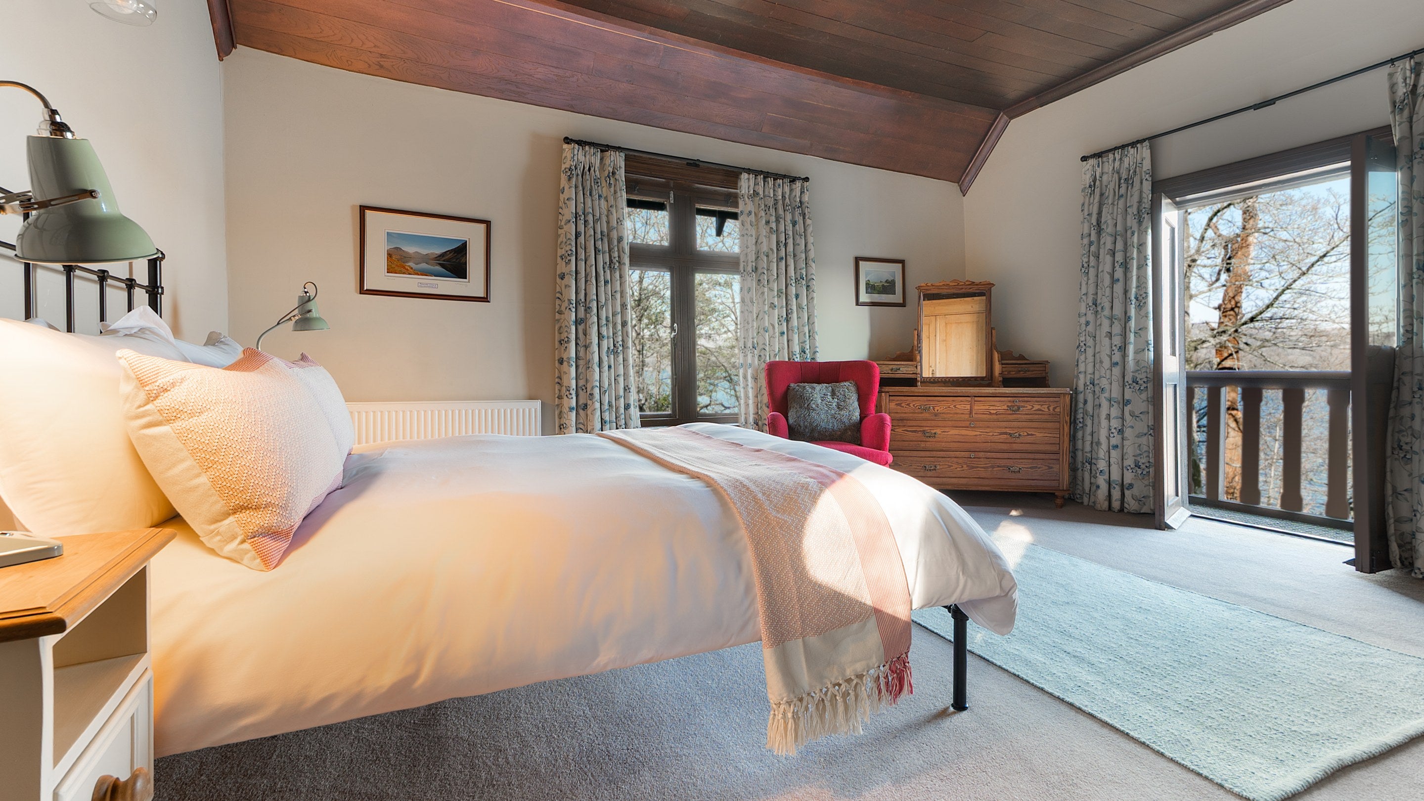 The double bedroom with balcony overlooking Lake Windermere at High Strawberry Gardens, Cumbria