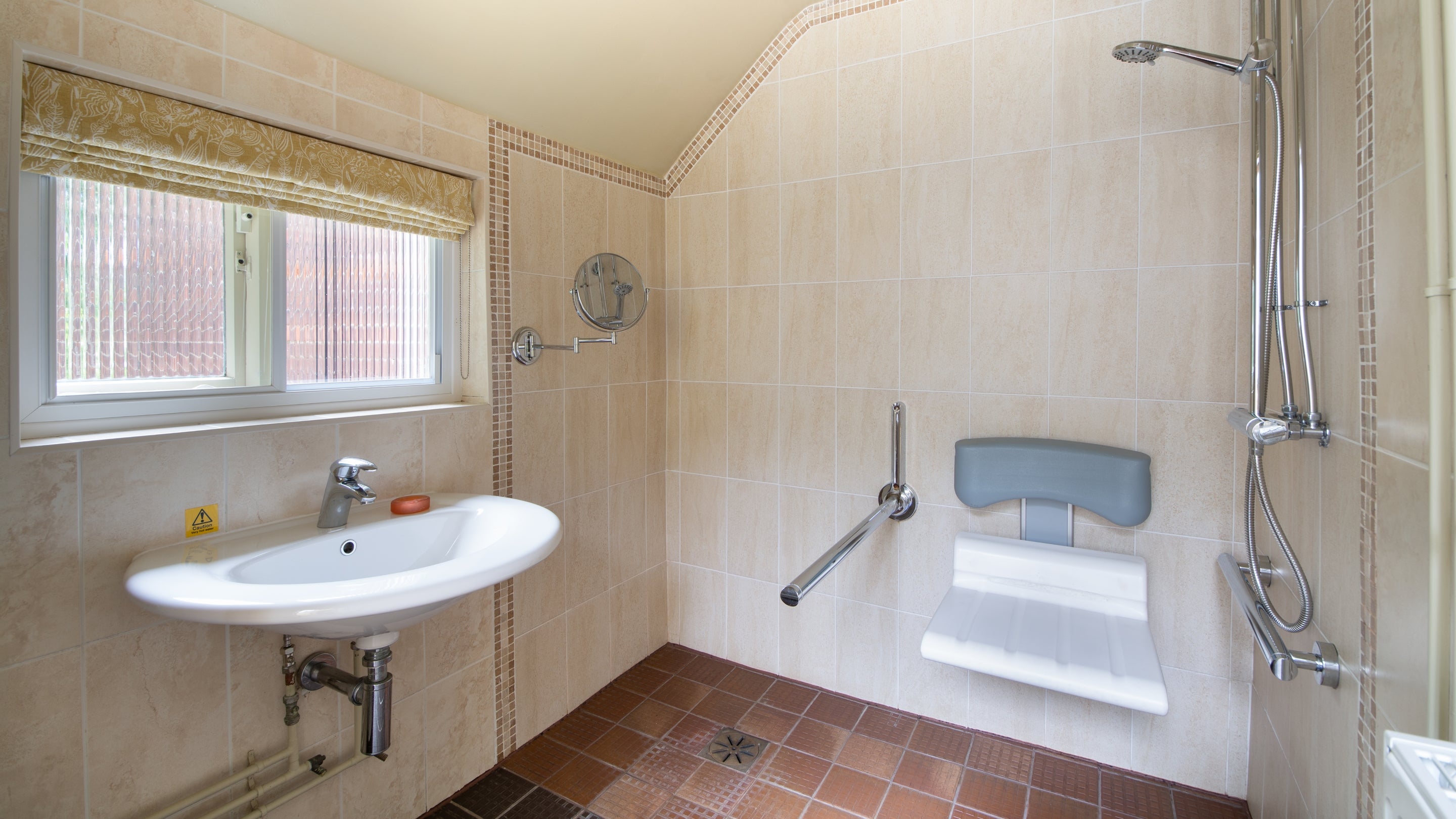 The bathroom en suite to the ground-floor double bedroom at Southwood House Farm, Leicestershire