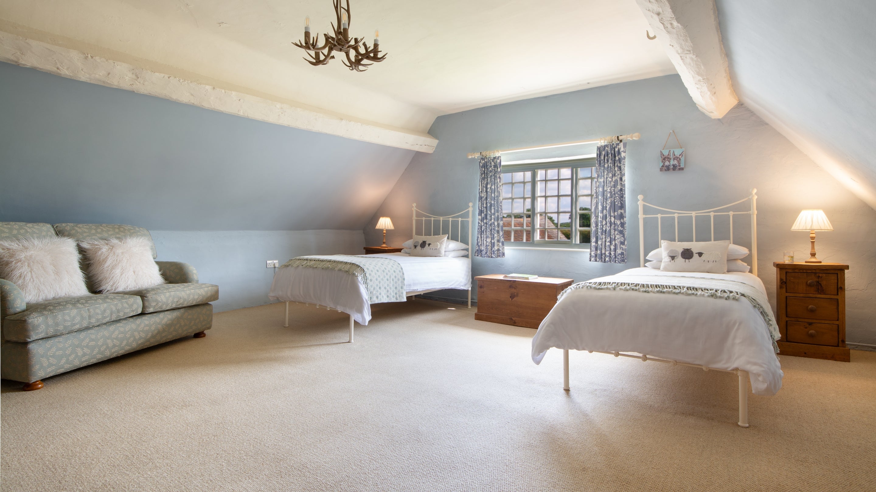The second-floor twin bedroom at Southwood House Farm, Leicestershire