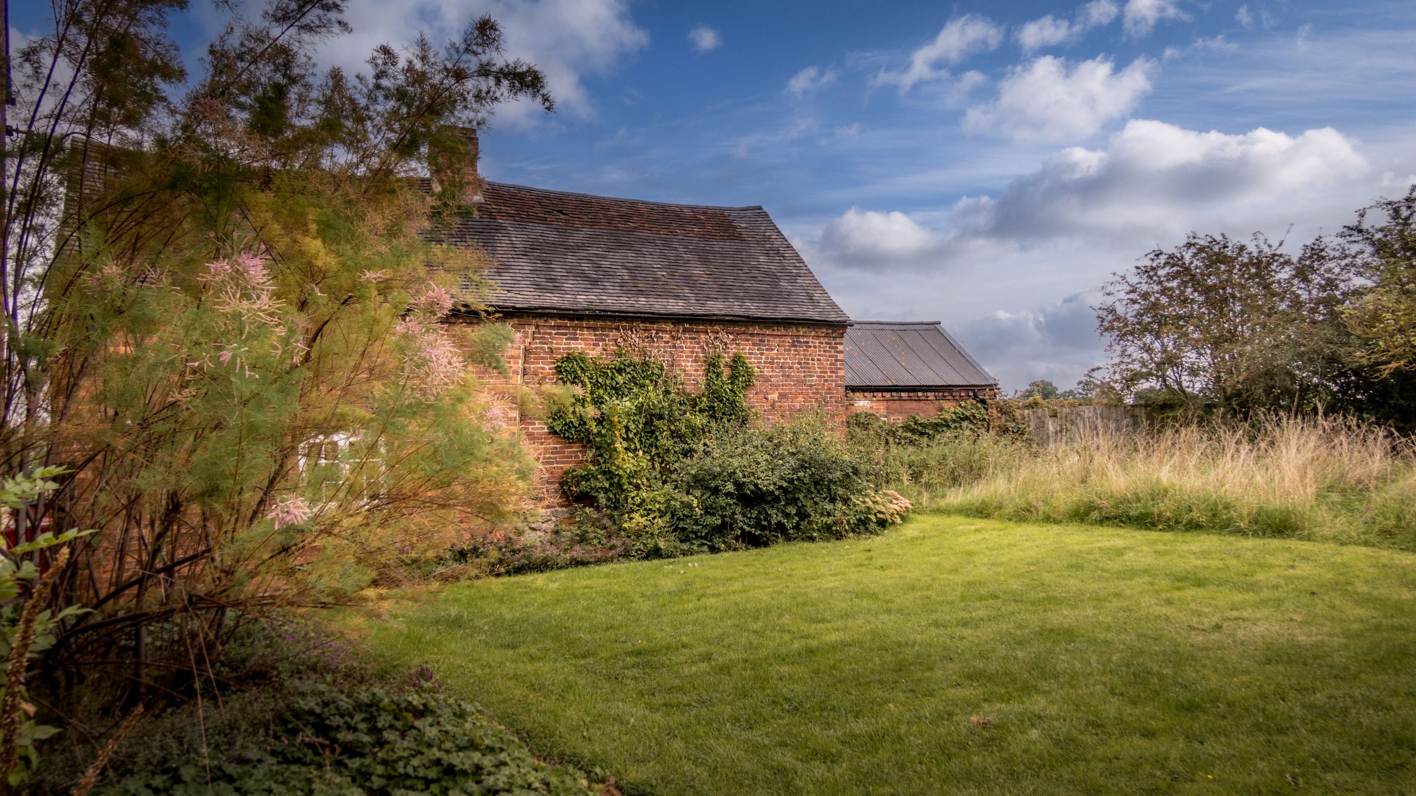 A lawned area at Southwood House Farm, Leicestershire