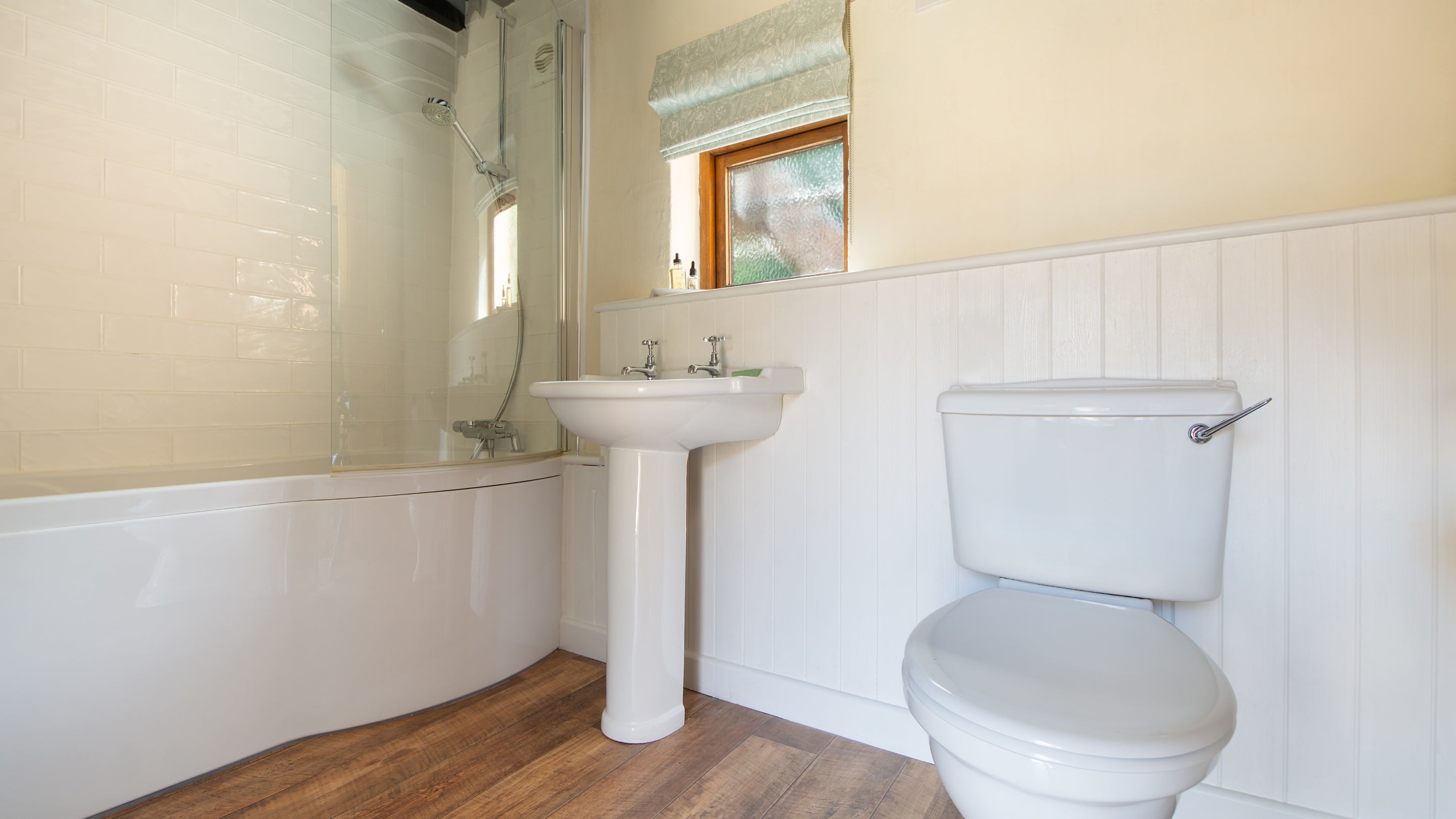 The bathroom with shower over bath at 2 Horsey Barns, Norfolk