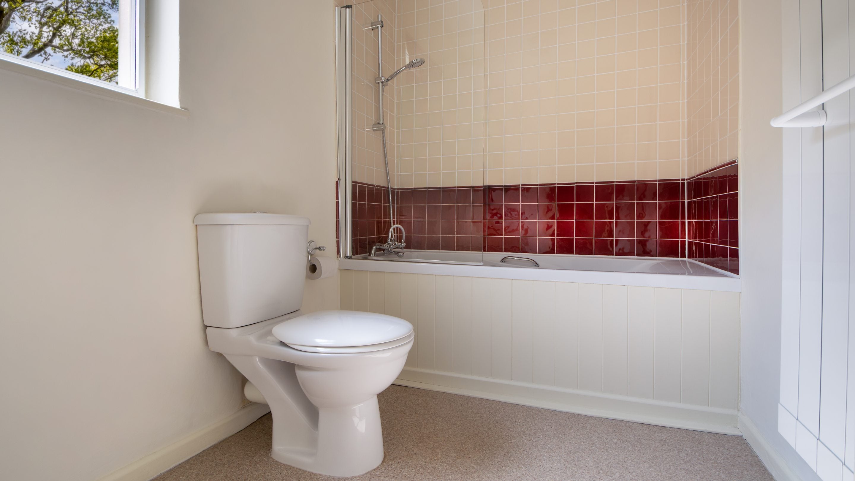 The first-floor bathroom with a shower over the bath at 4 Park Gates, Norfolk