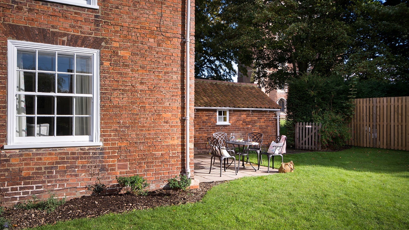 The outdoor seating area at 1 Castle Cottage, Lincolnshire