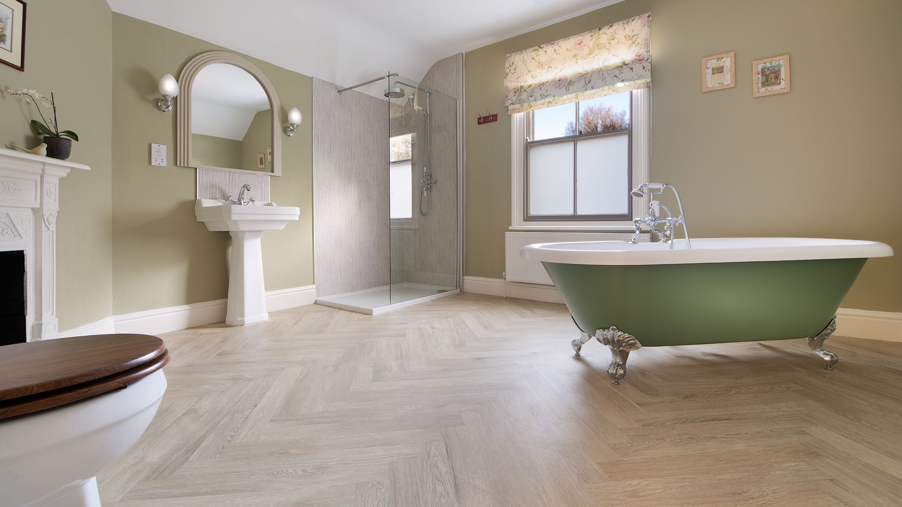 The en-suite bathroom for the double bedroom at Kitchen Garden Cottage, Nottinghamshire