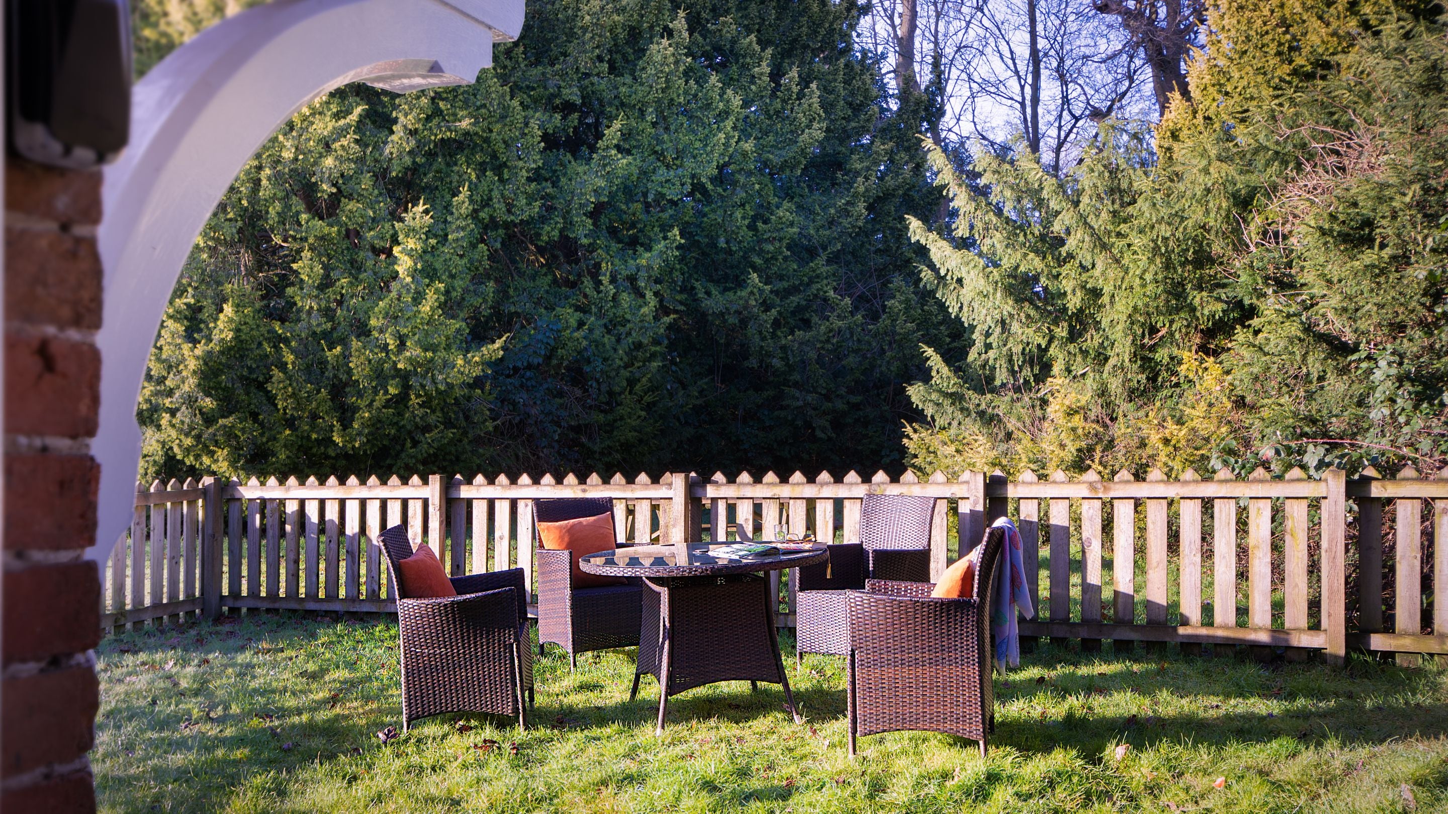 The table and chairs in the front garden at Kitchen Garden Cottage, Nottinghamshire
