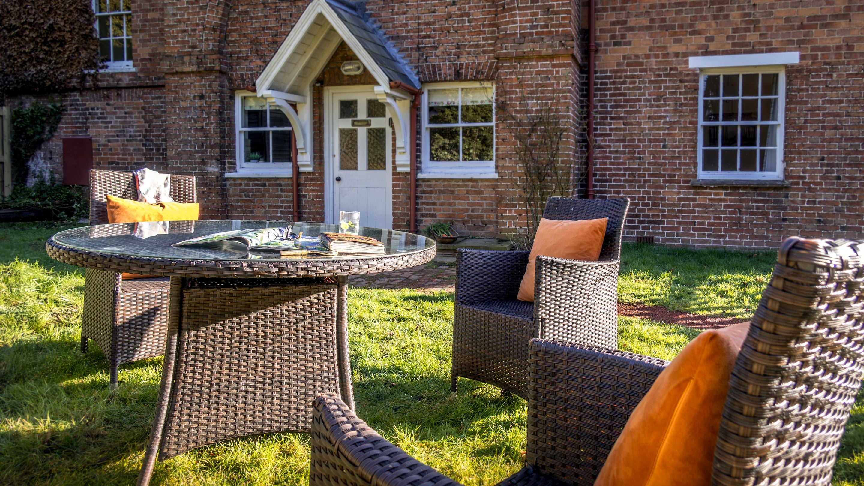 The table and chairs in the front garden at Kitchen Garden Cottage, Nottinghamshire