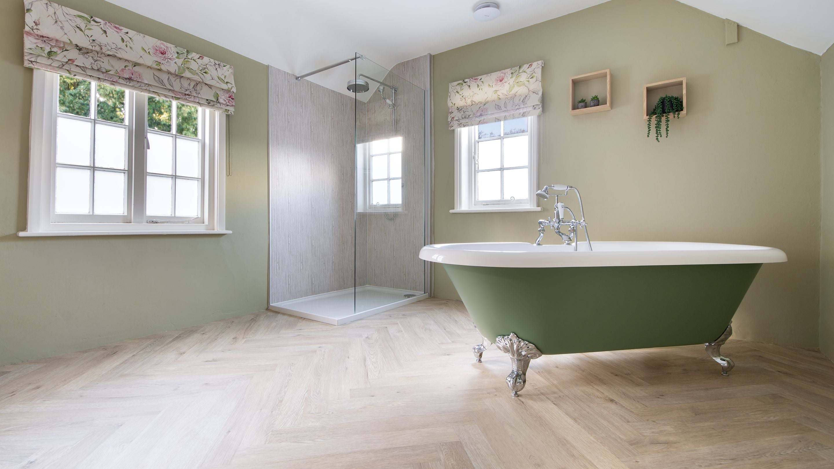 The en-suite bathroom to the twin bedroom at Kitchen Garden Cottage, Nottinghamshire