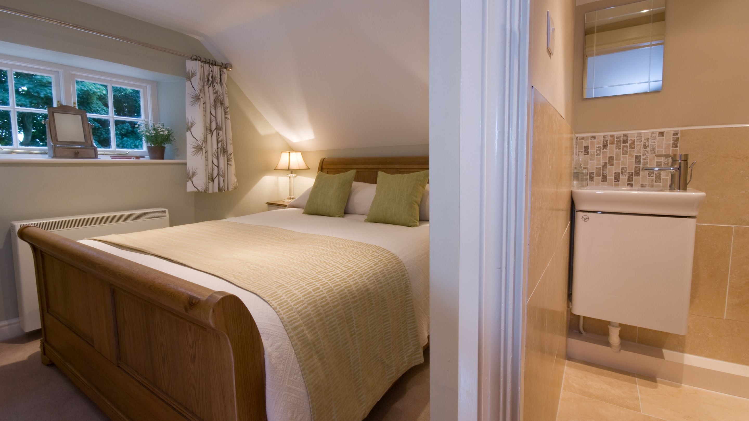 The double bedroom with en-suite WC at Orchard Cottage, Lincolnshire