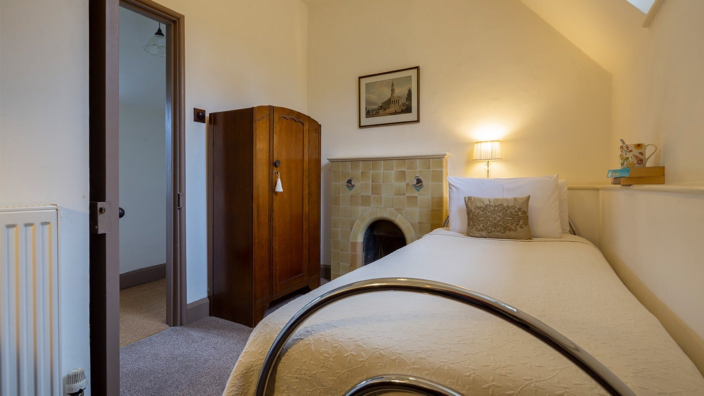 Interior single bedroom of 1 Home Farm Drive, Banury, Warwickshire