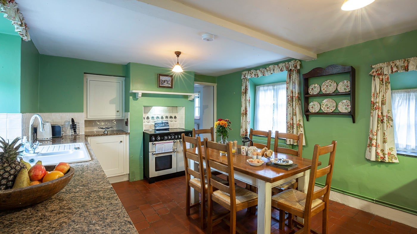 The kitchen and dining area of 1 Home Farm Drive, Banbury, Warwickshire