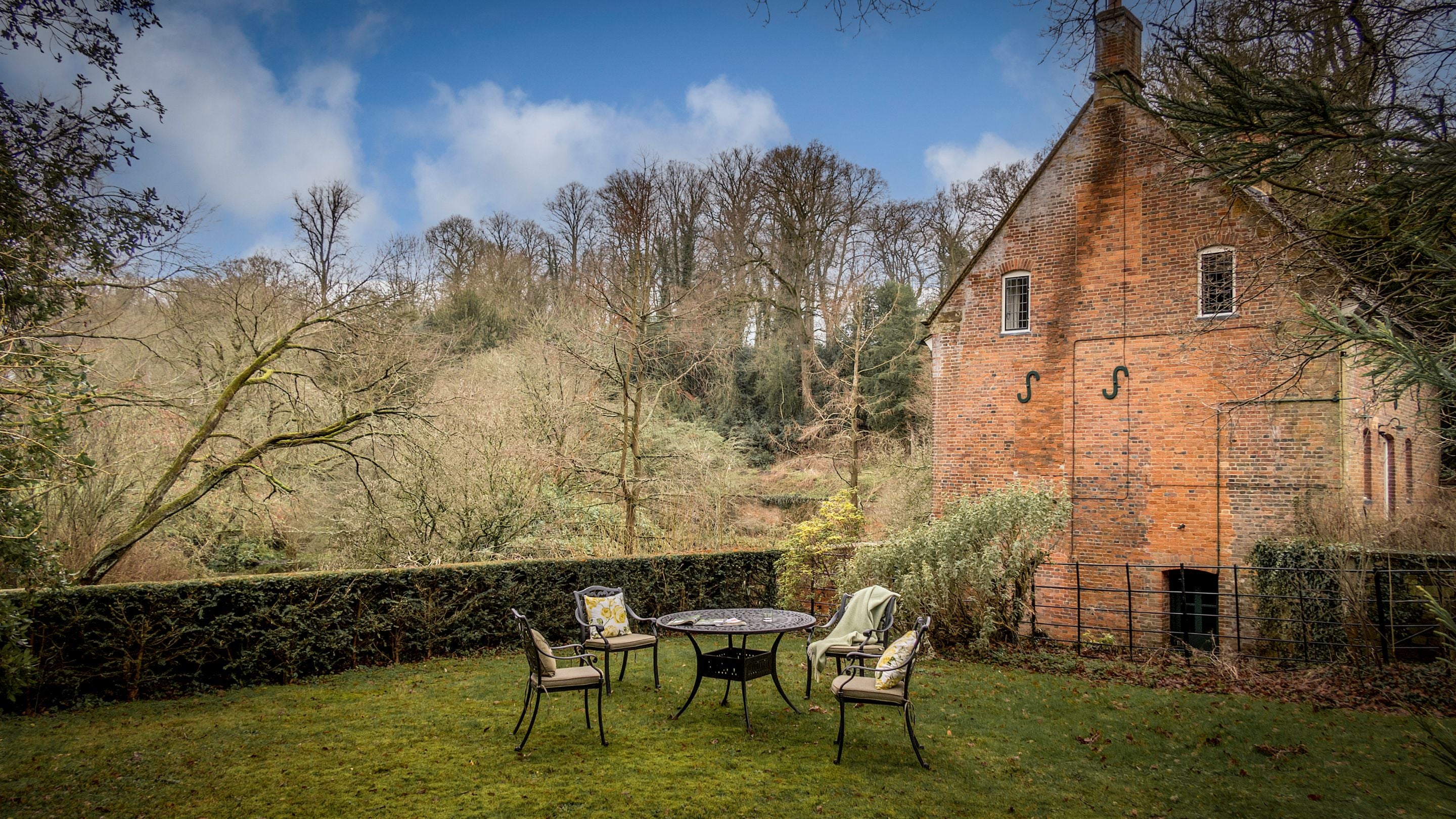 The outdoor seating area at Bog Cottage, Oxfordshire