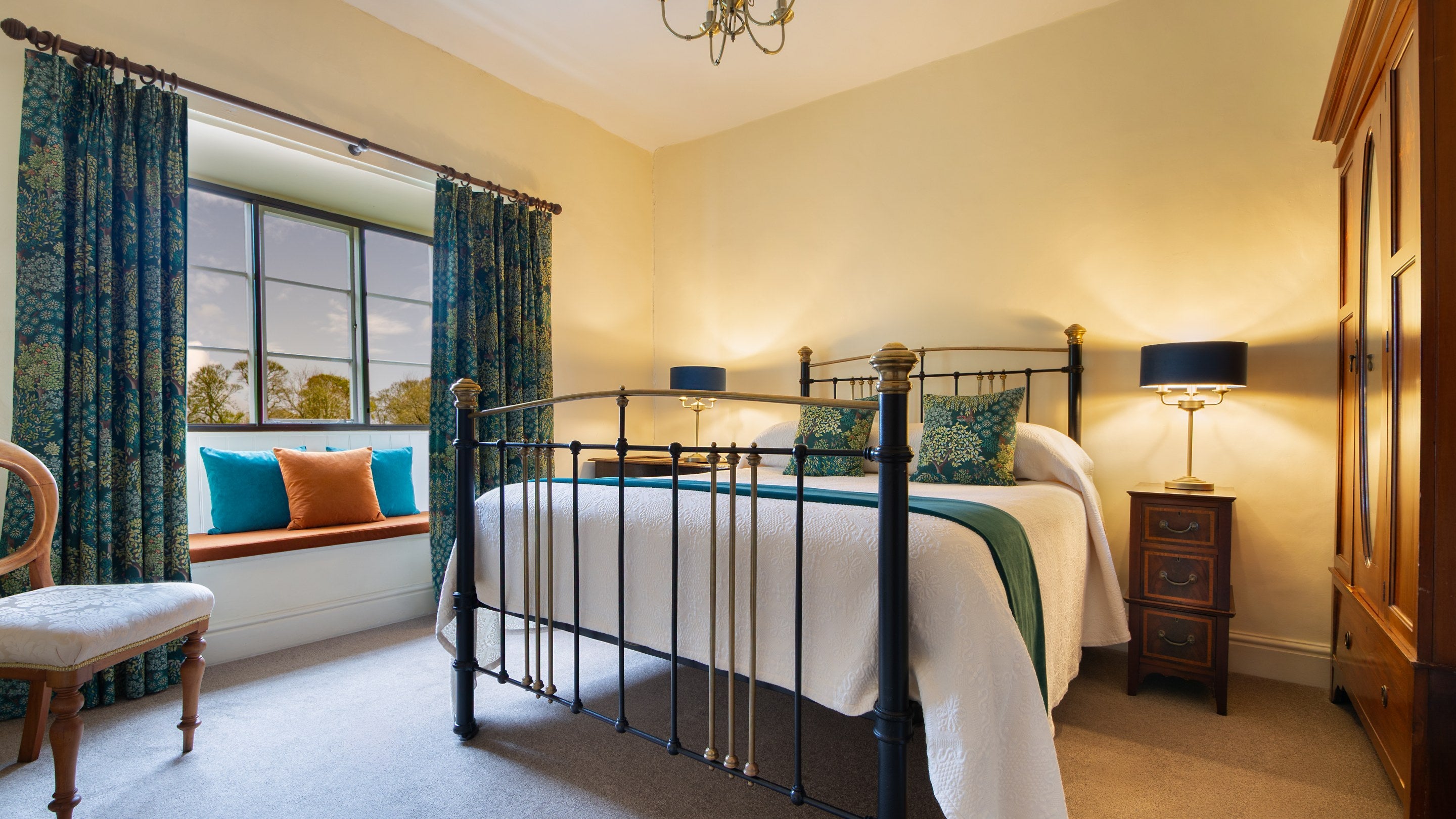 The double bedroom with antique brass bed at 4 Stable Yard Cottage, Derbyshire