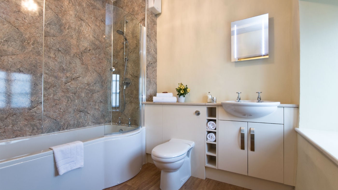 The en-suite bathroom at 4 Stable Yard Cottage, nr Chesterfield, Derbyshire