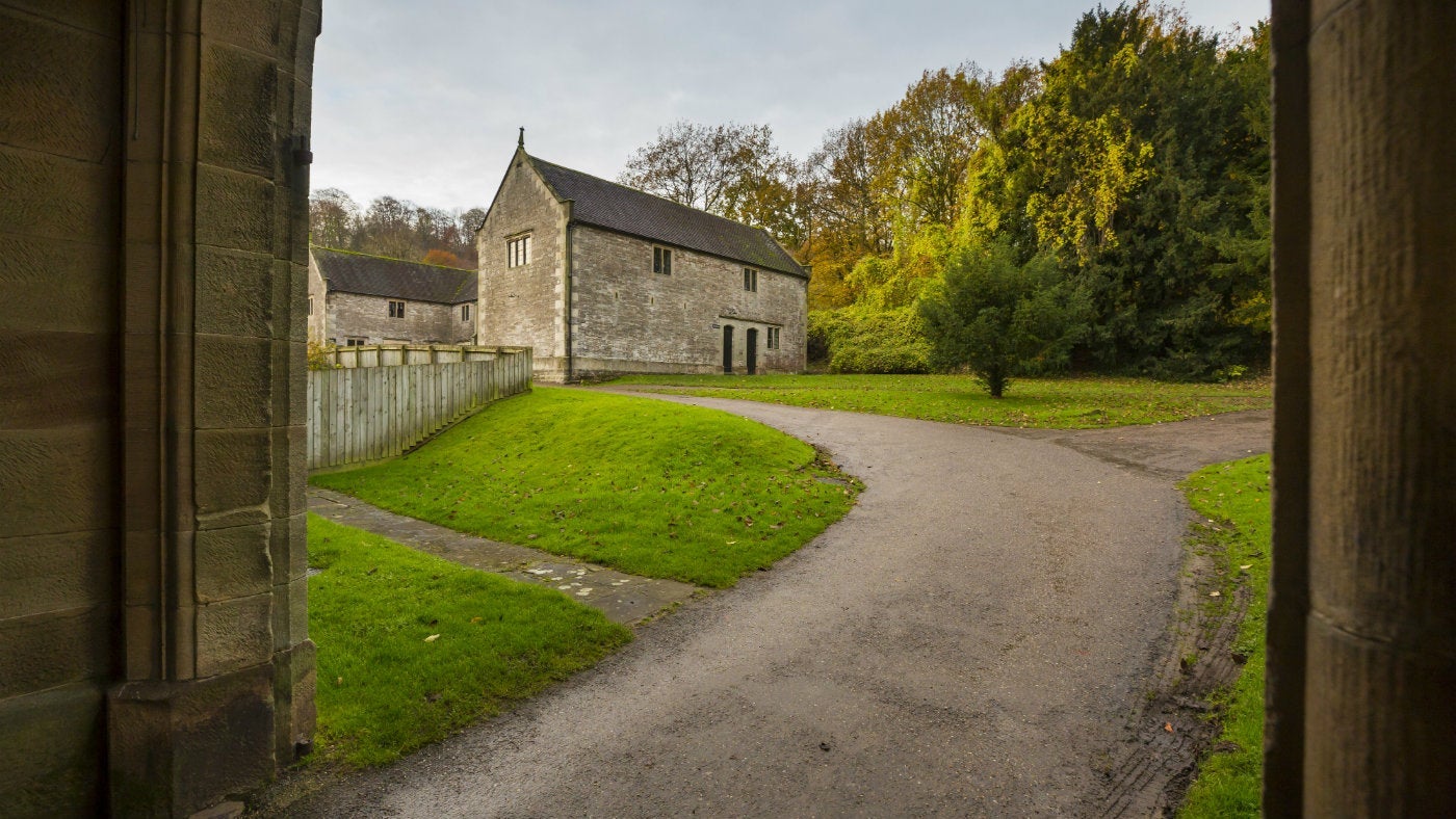 Path leading to Ilam Bunkhouse, Peak District