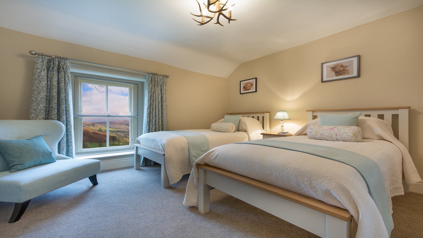 The twin bedroom at Mam Farm, Derbyshire