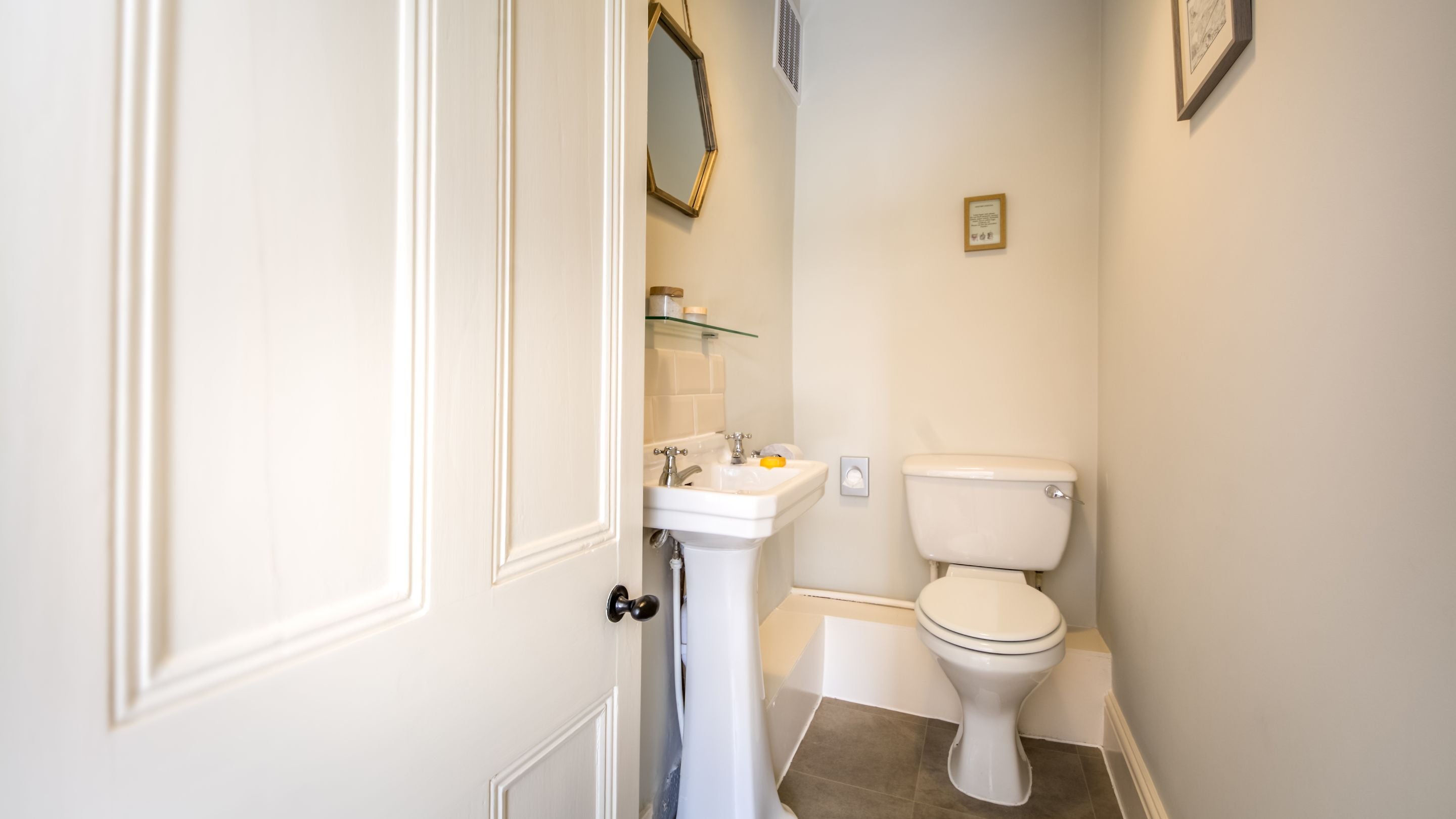 The en-suite toilet to the double bedroom at Yarncliff Lodge, Derbyshire