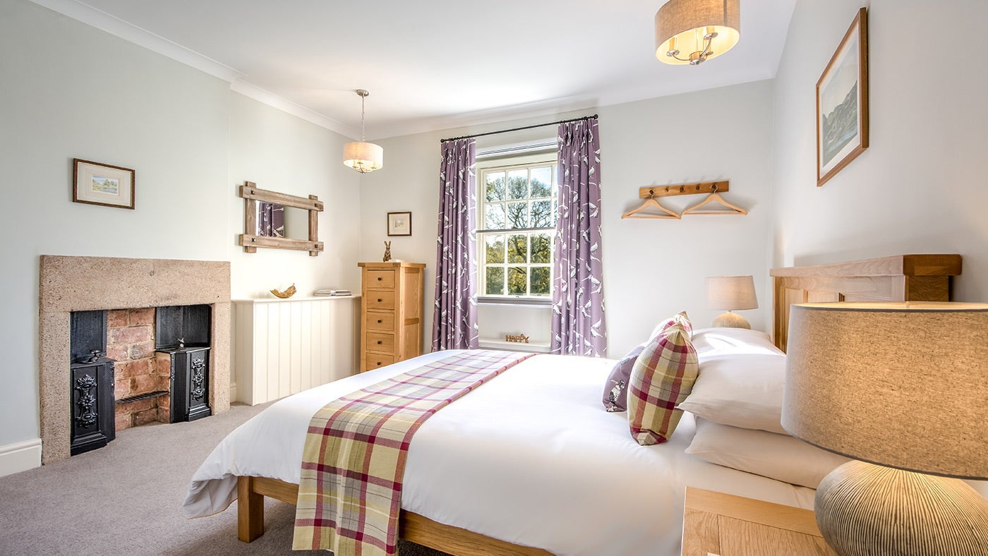 The ensuite king size bedroom at Yarncliff Lodge, Derbyshire