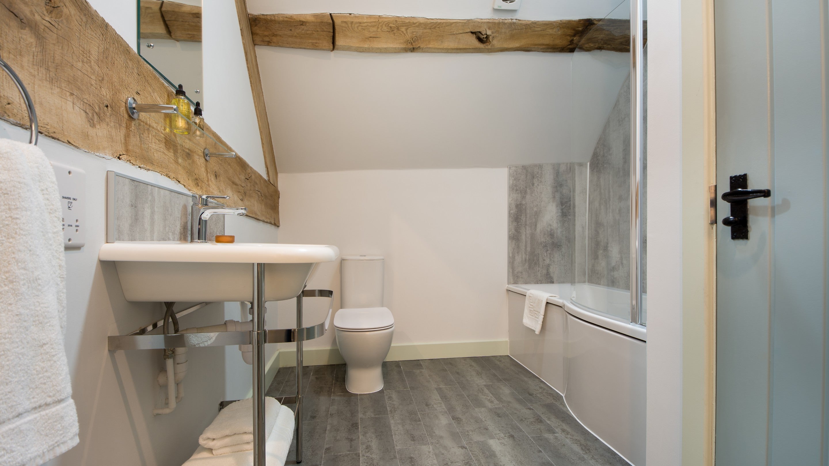 The bathroom at 1 Morville Barn, Shropshire