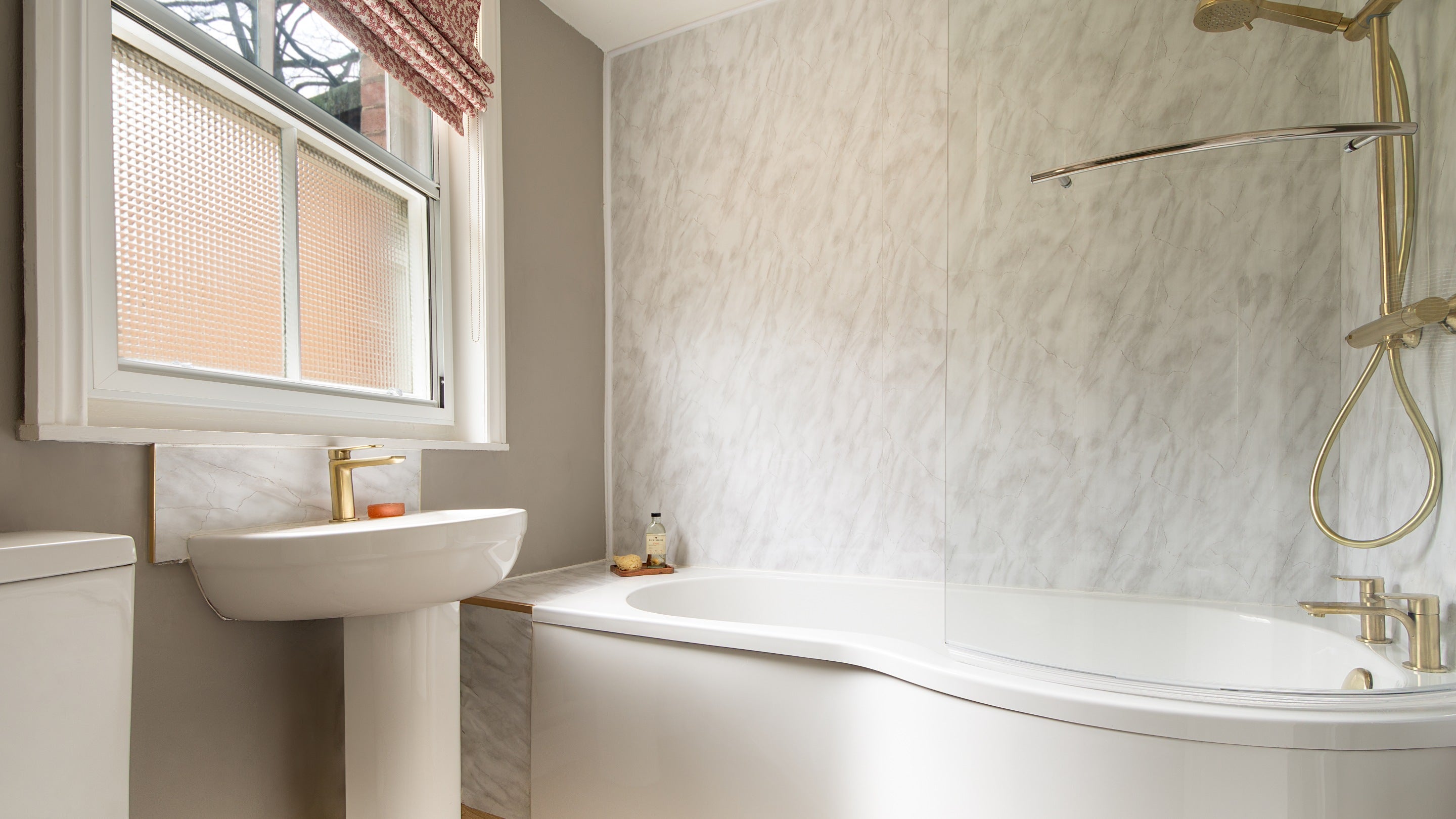 The bathroom with shower over bath at Attingham East Lodge