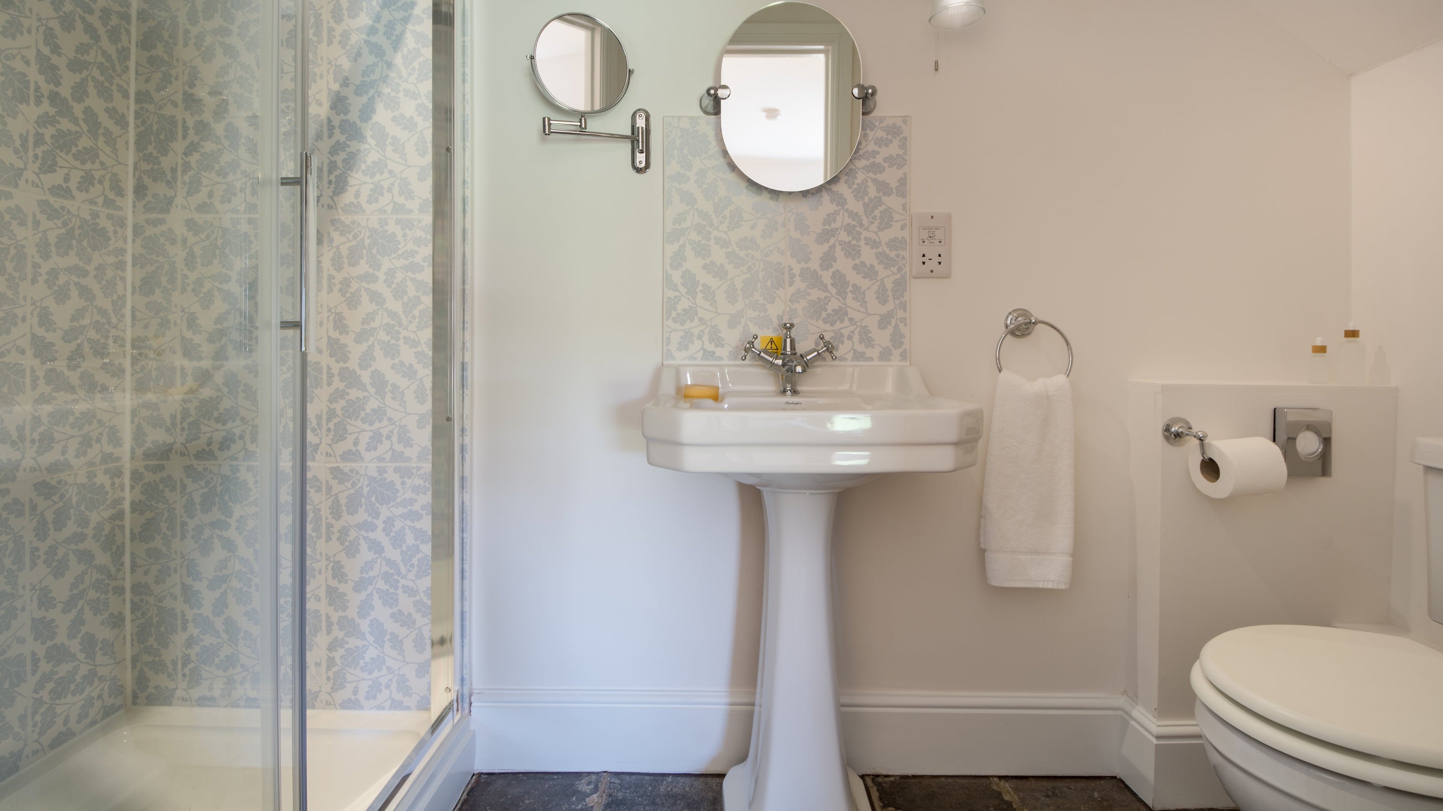 An en-suite bathroom at Threshing Barn, Shropshire