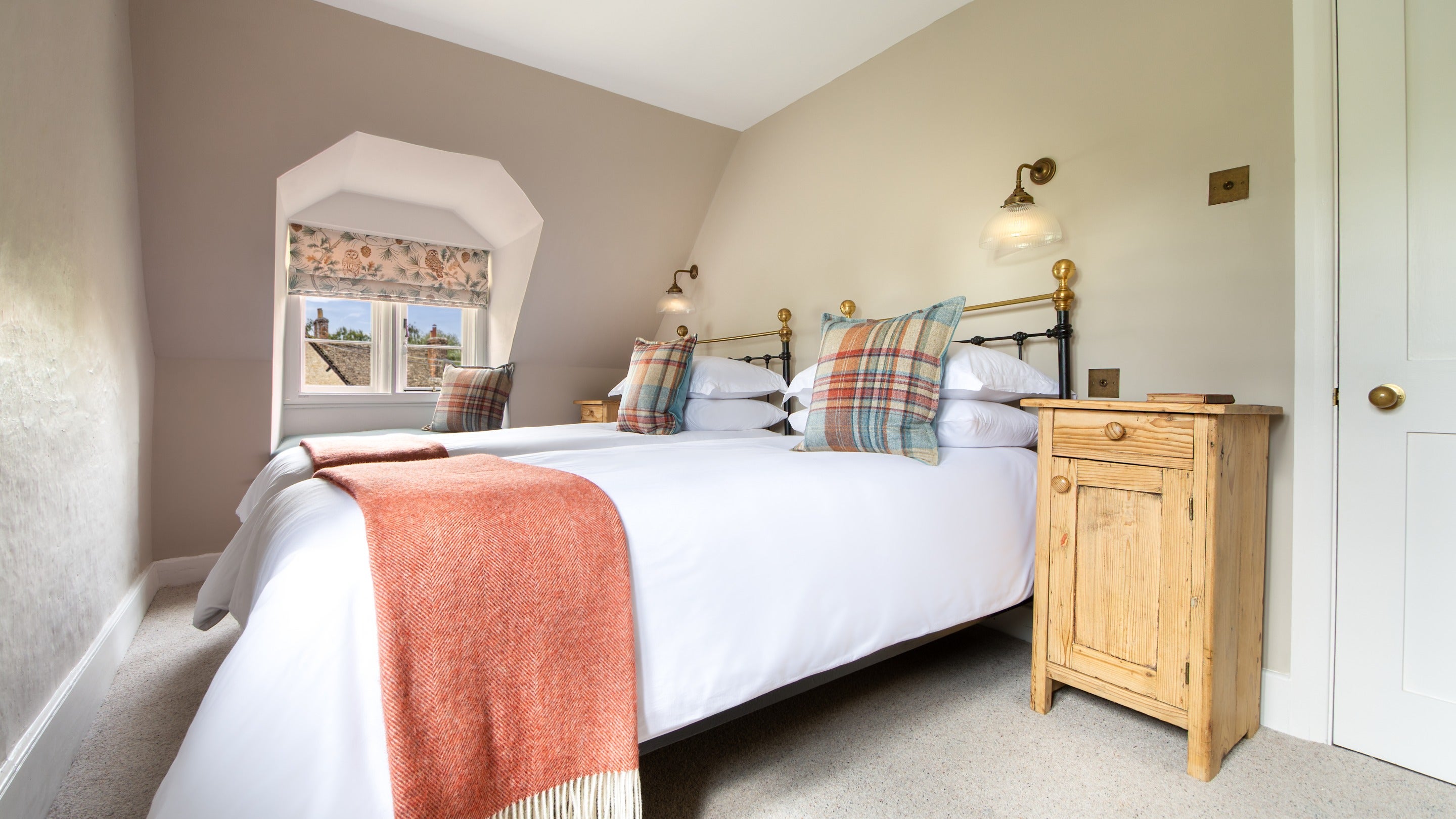 The twin bedroom at 20 Church Street, with window seat, Wiltshire