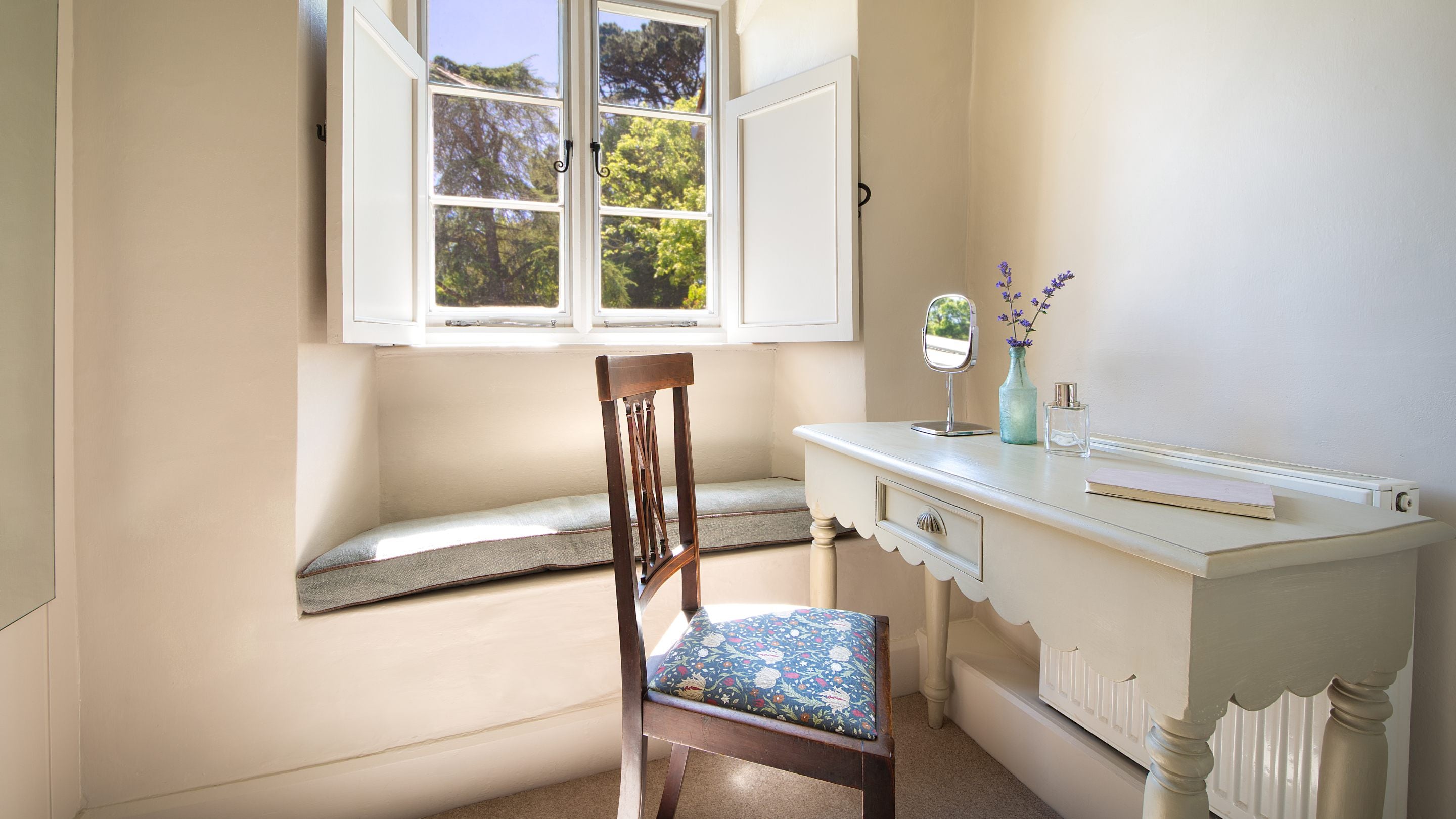 The en-suite bathroom for the second double bedroom at Cross Lane House, Somerset