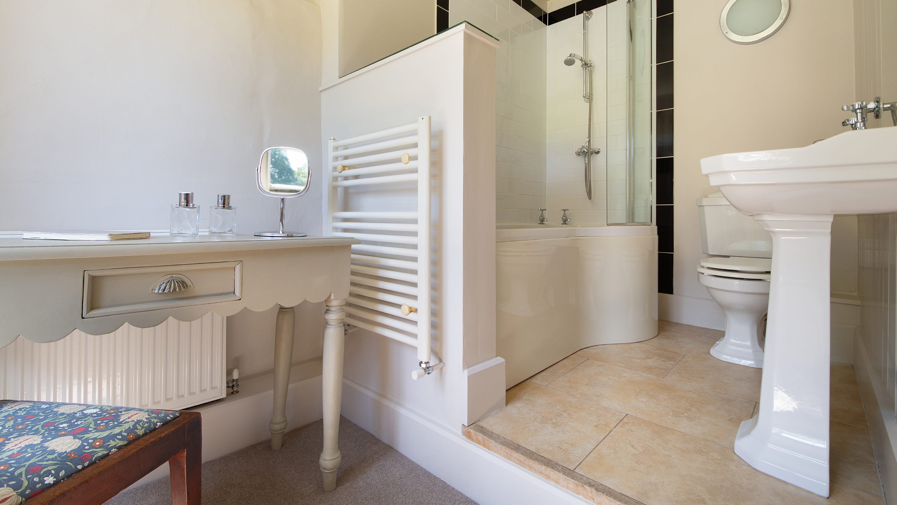 The en-suite bathroom for the second double bedroom at Cross Lane House, Somerset