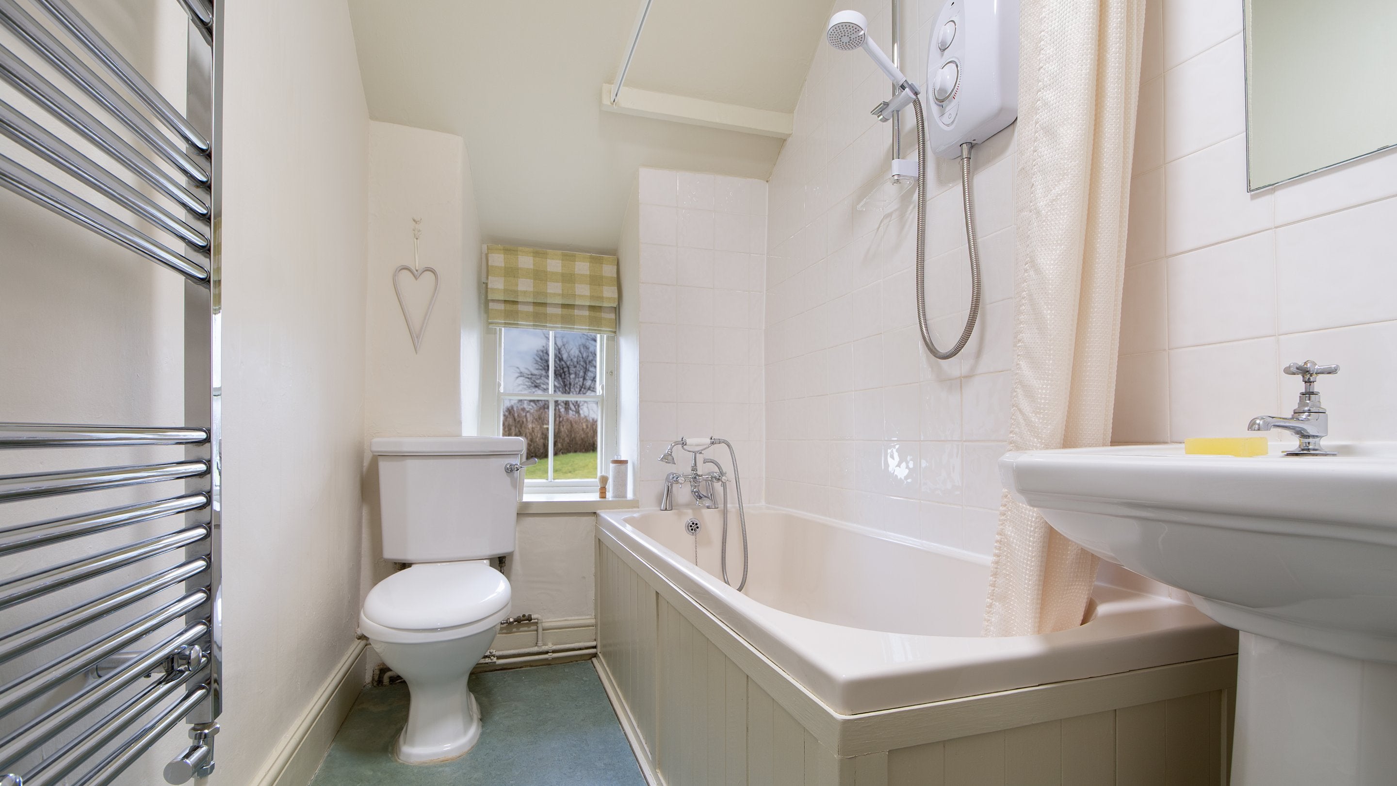The bathroom at 2 Siloam Cottage, Conwy