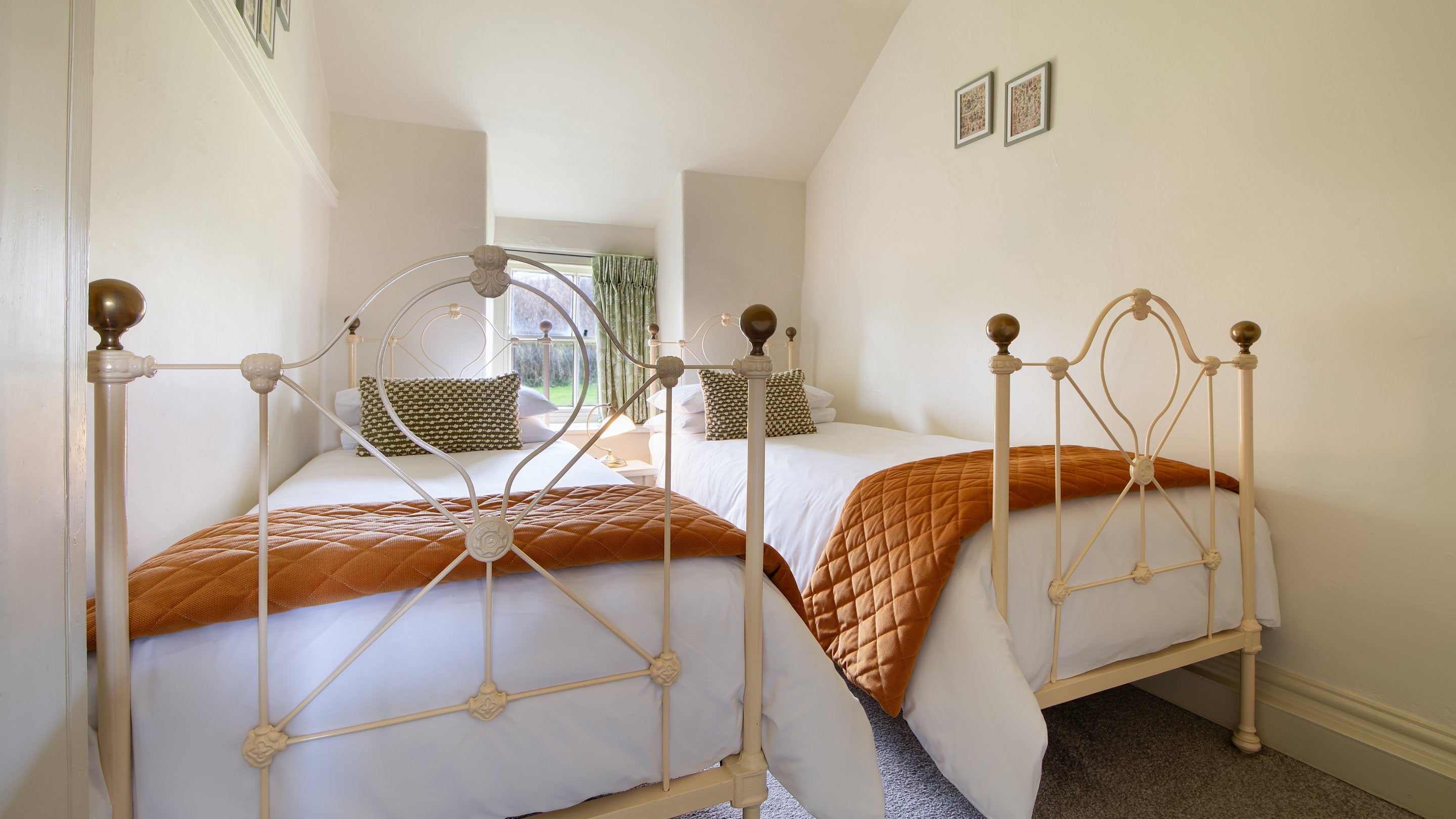 The twin bedroom at 2 Siloam Cottage, Conwy