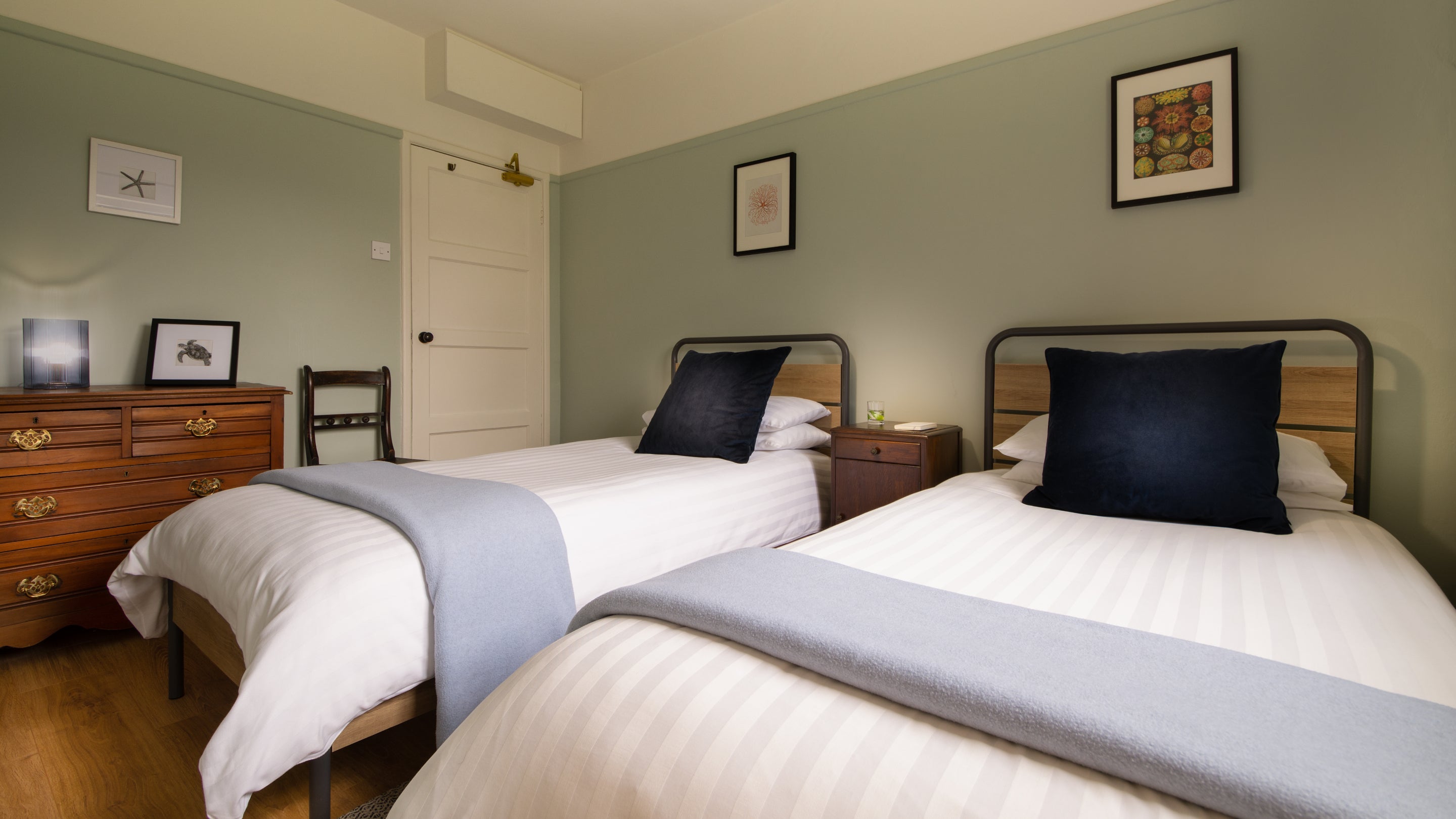 The twin bedroom at Burrows Cottage, Swansea