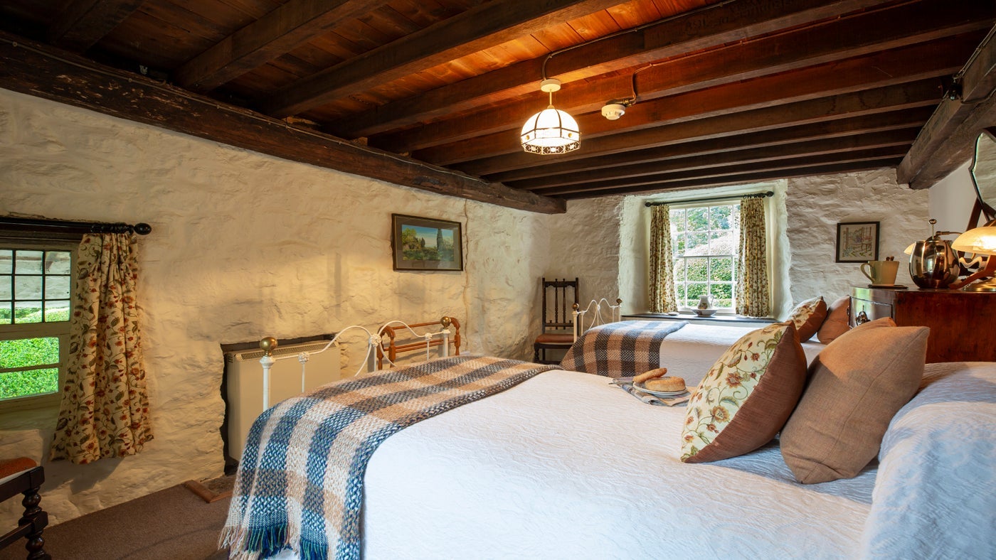 Twin bedroom at Bwthyn yr Ardd, Llŷn Peninsula, Gwynedd