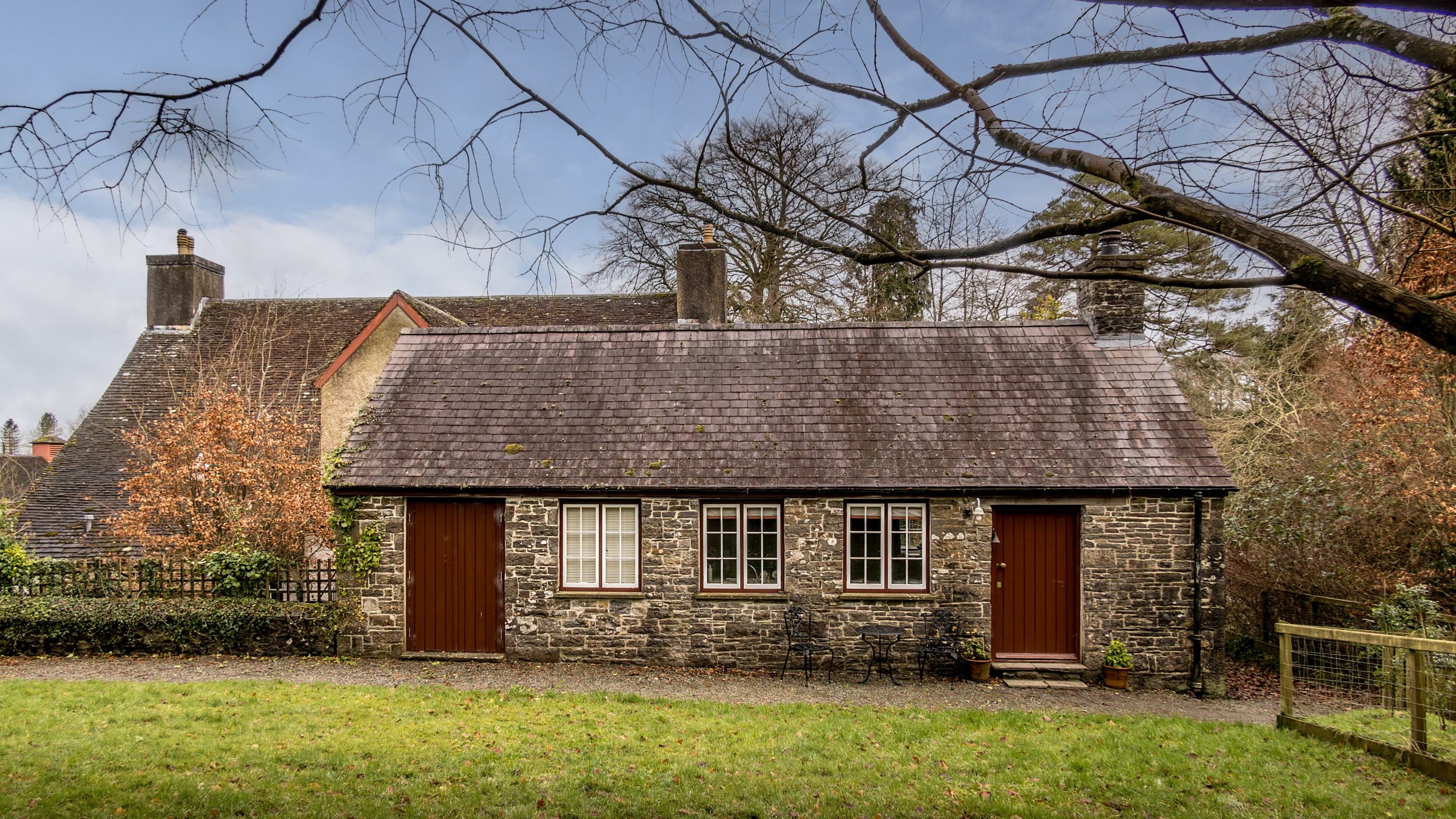 The exterior of Cariad Cottage and its grassed garden, Carmarthenshire