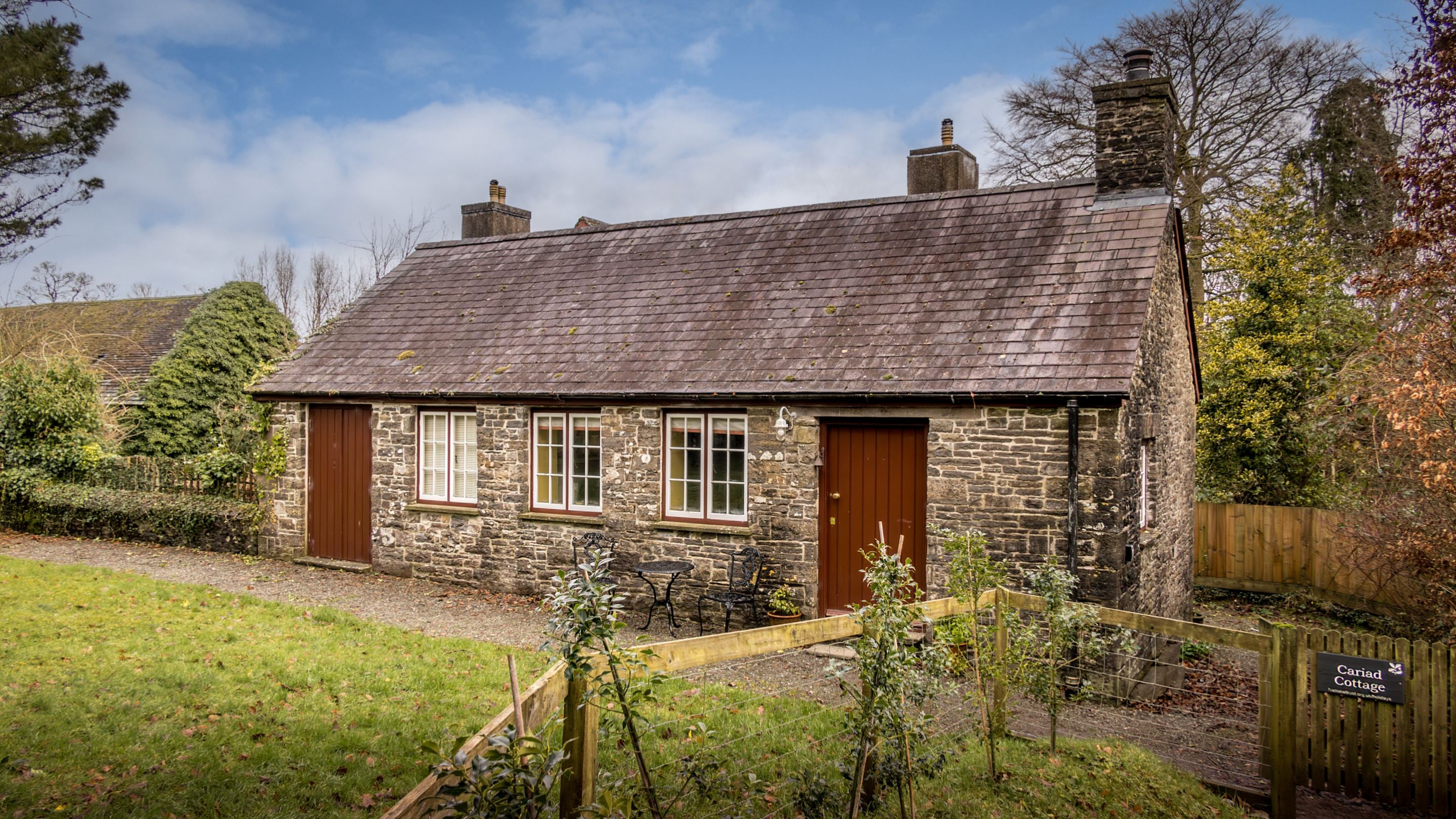 The exterior of Cariad Cottage and its grassed garden, Carmarthenshire