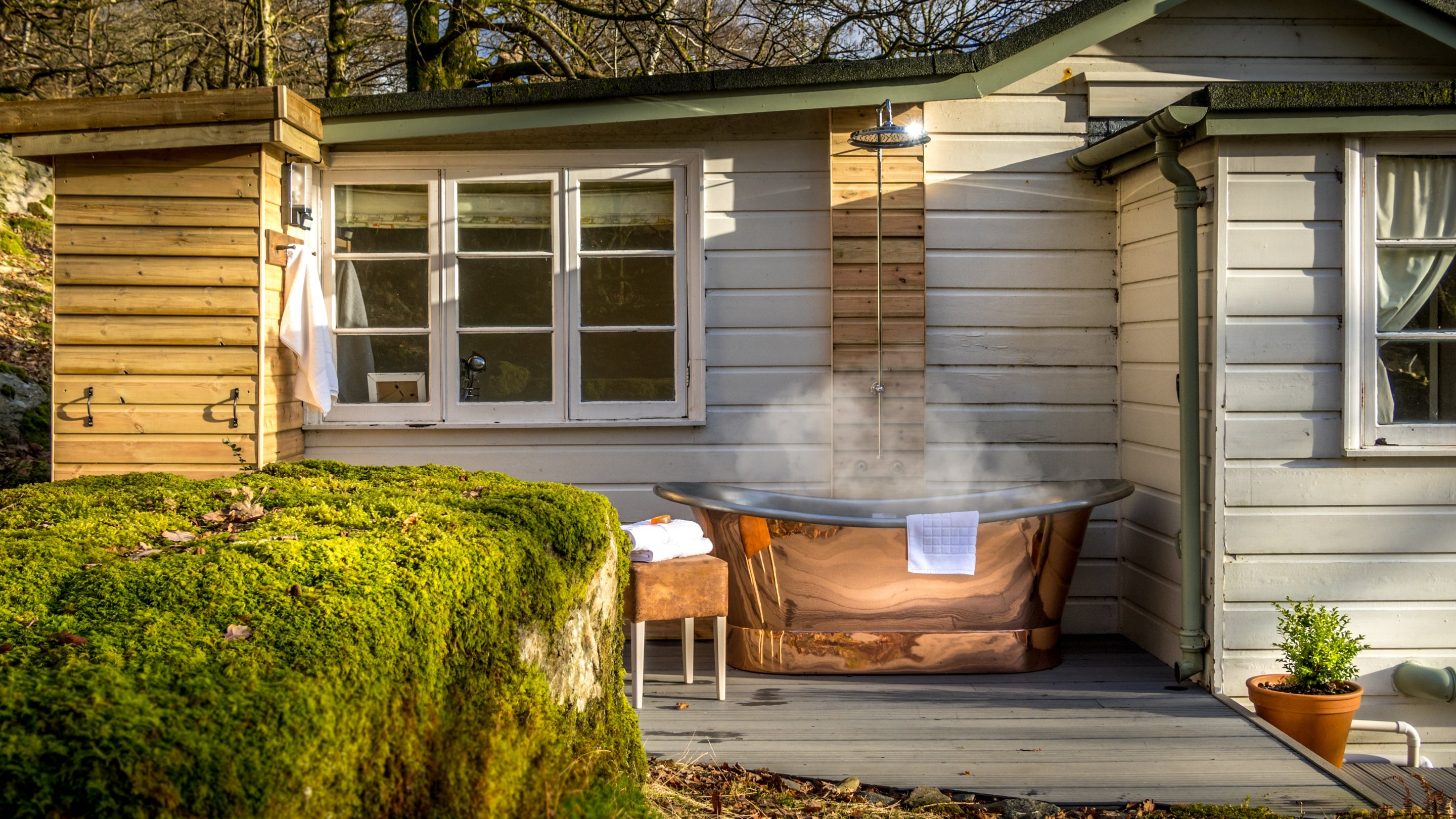 The outdoor bath and shower at Cartref, Gwynedd