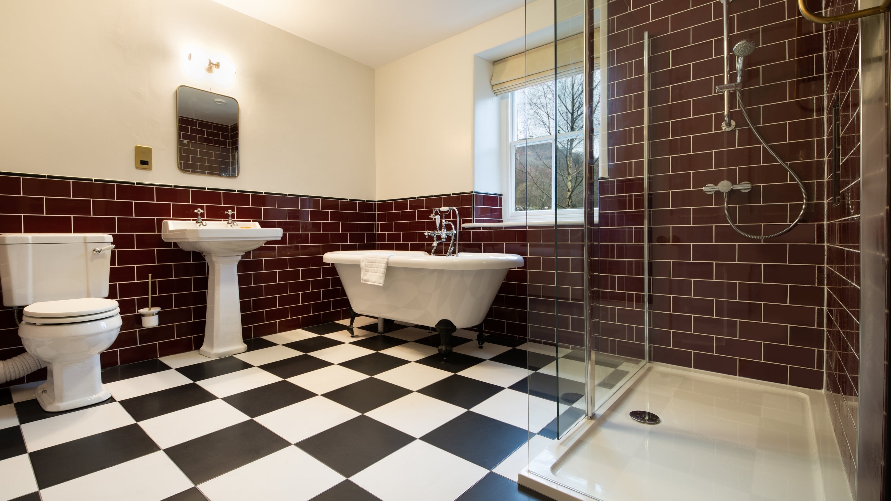 An ensuite bathroom at Craflwyn Hall, Gwynedd