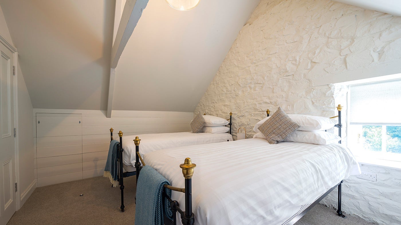 The twin bedroom at Llanborth Farmhouse, Llandysul