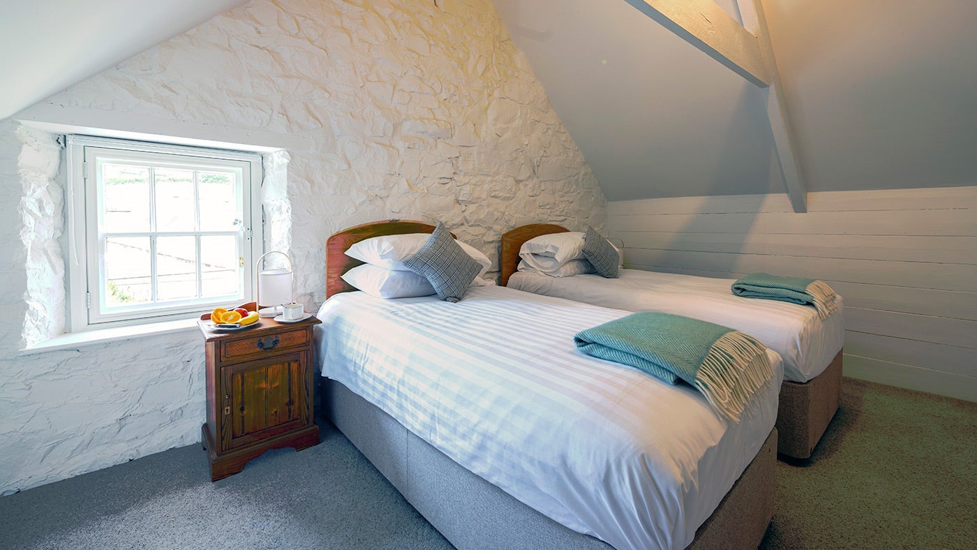 A twin bedroom at Llanborth Farmhouse, Llandysul