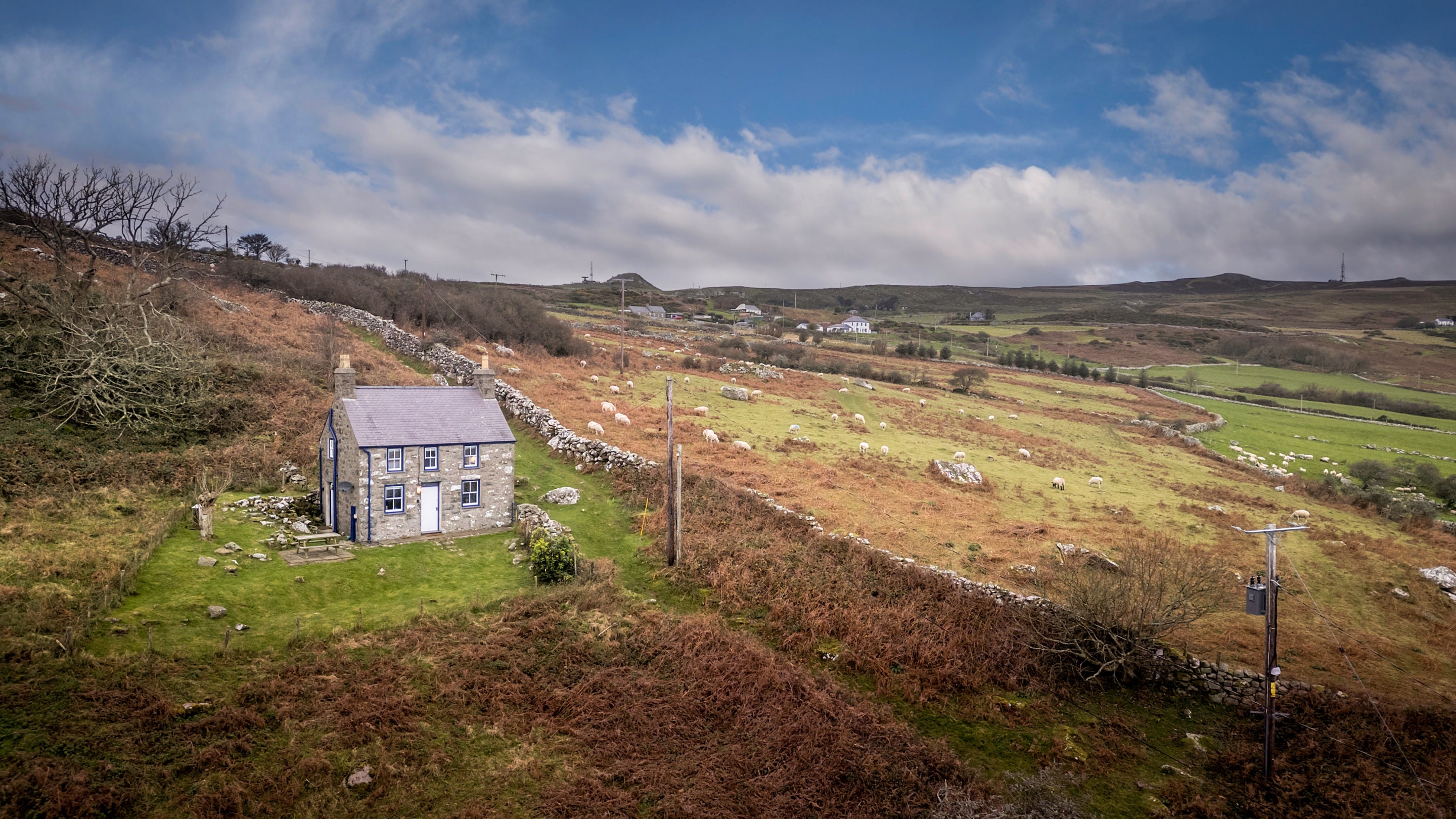 The area surrounding Pant Rhiw Cottage, Gwynedd