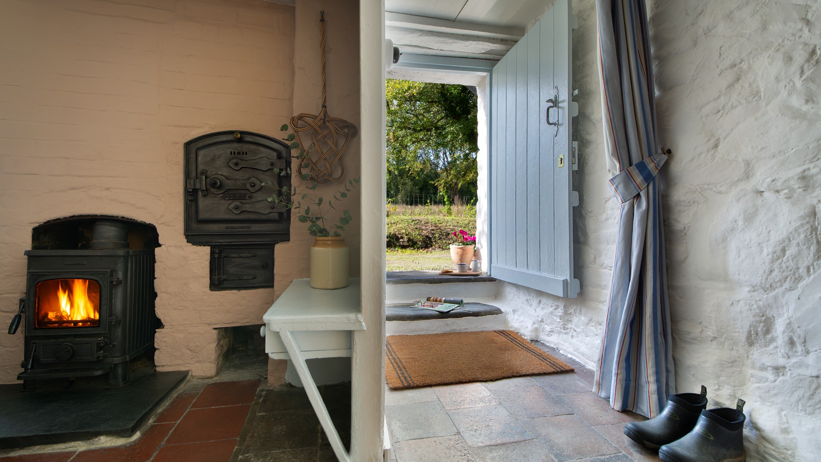 The entrance into the sitting room at Pontbrenmydyr, Ceredigion