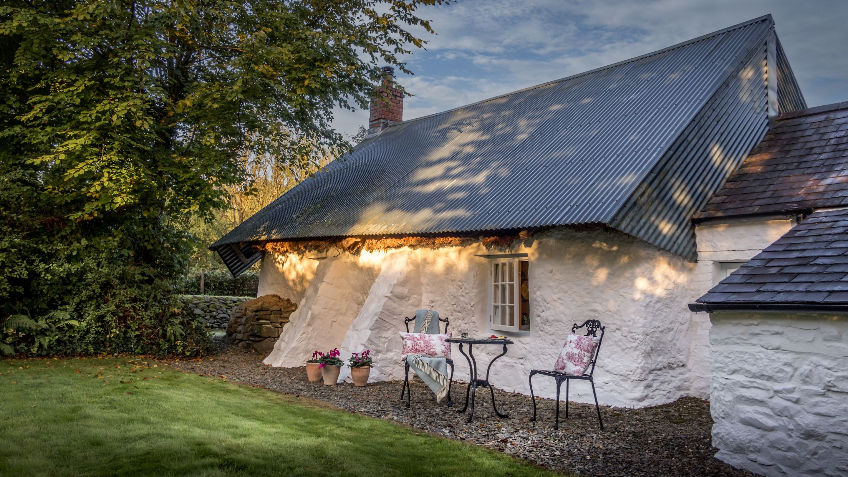 The outdoor seating in the garden at Pontbrenmydyr, Ceredigion
