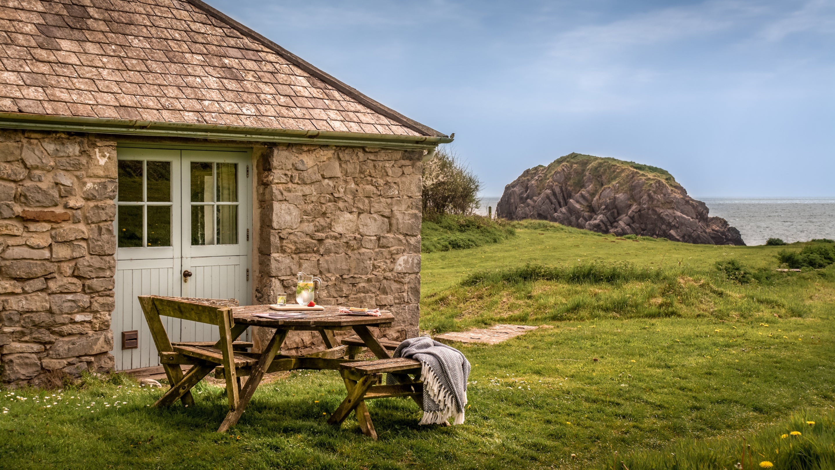 The outdoor dining area at Stackpole Byre 2, Pembrokeshire