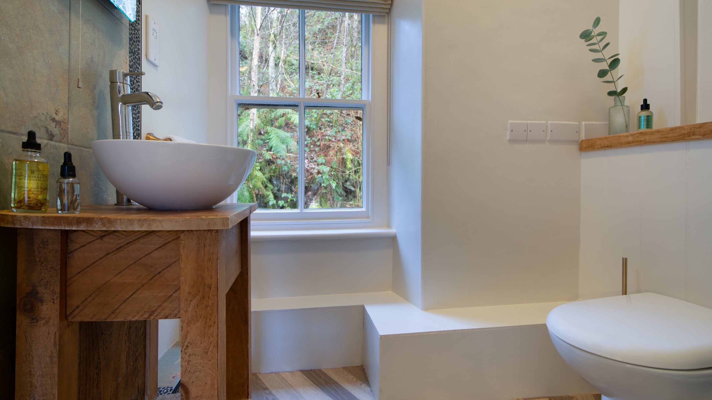 An en suite shower room at Yr Hen Swyddfa, Gwynedd
