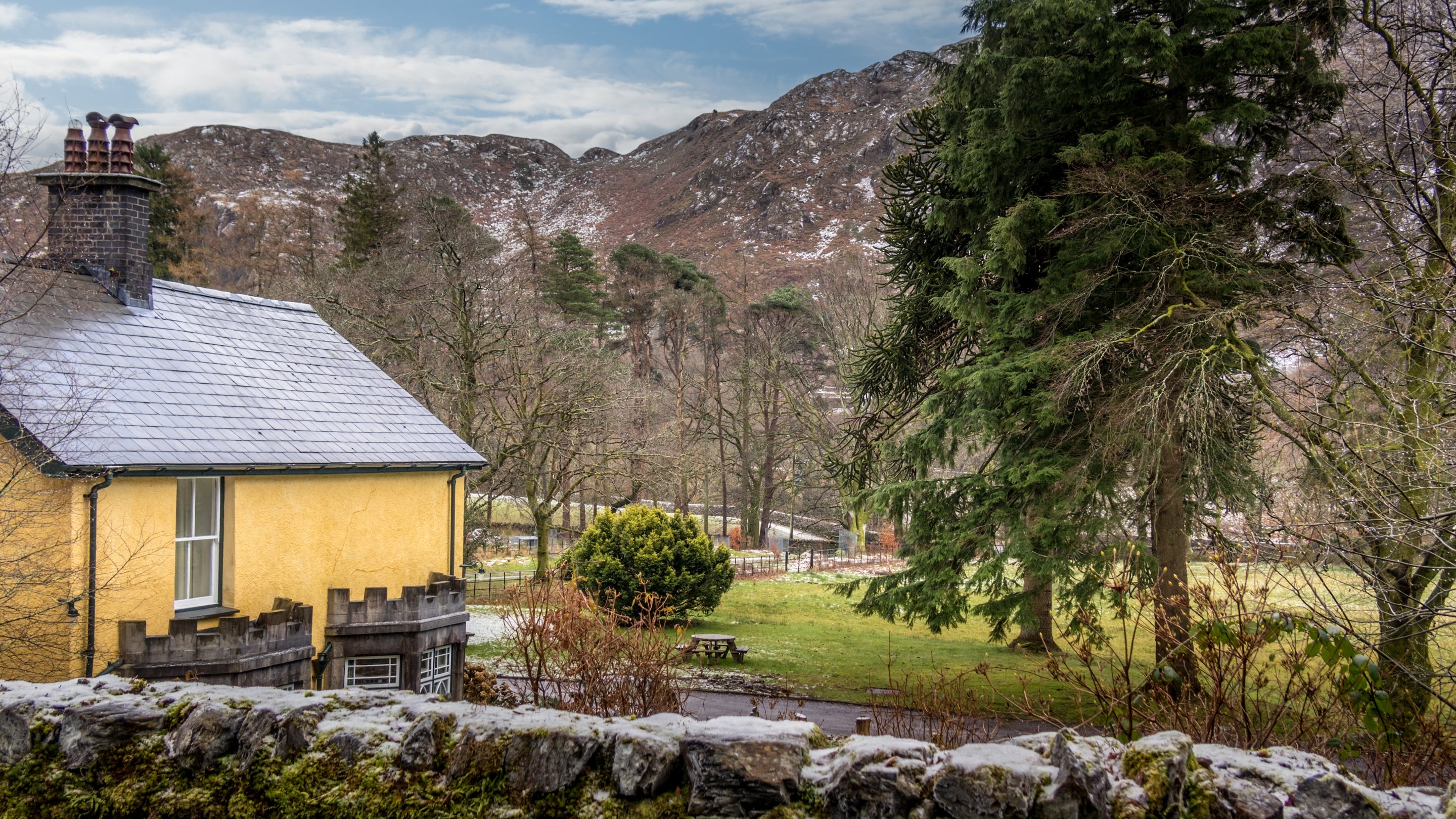 The area surrounding Yr Hen Swyddfa, Gwynedd