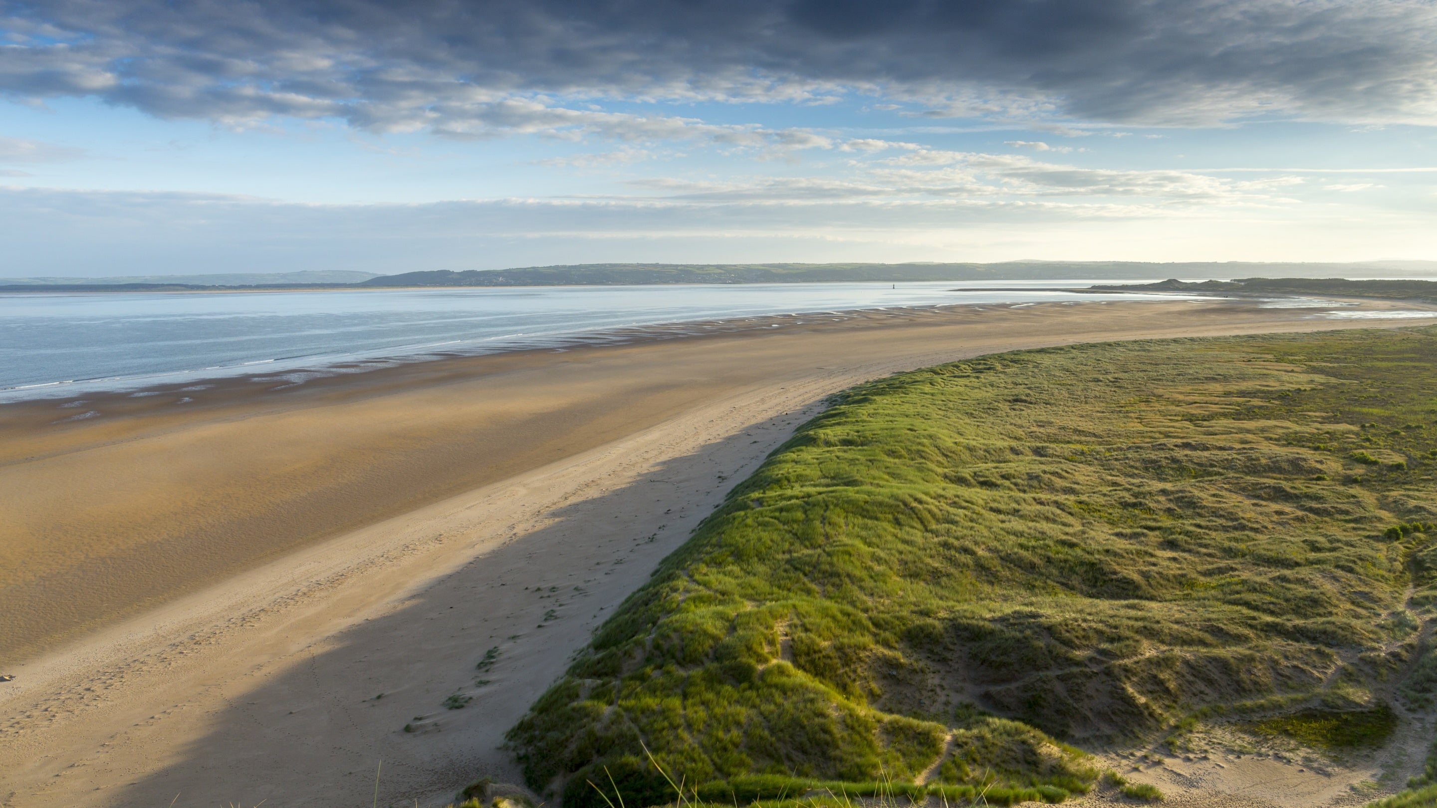 Golygfa ysgubol o'r arfordir yn Whiteford Burrows, Gogledd Gŵyr, Cymru