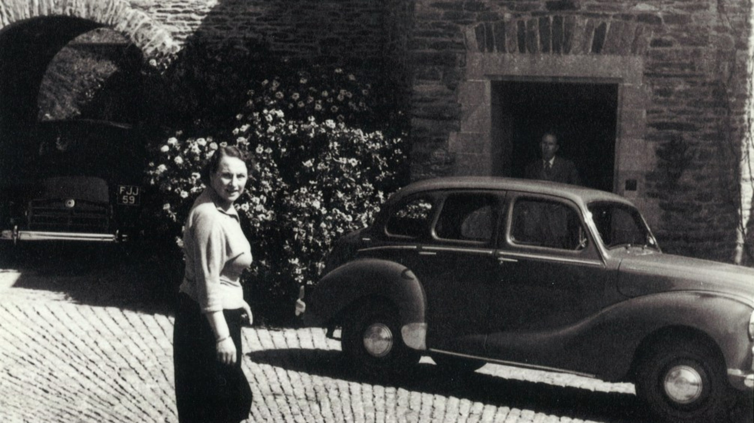 Archive photo of the D'Oyly Carte's and their cars at the front of Coleton Fishacre house.
