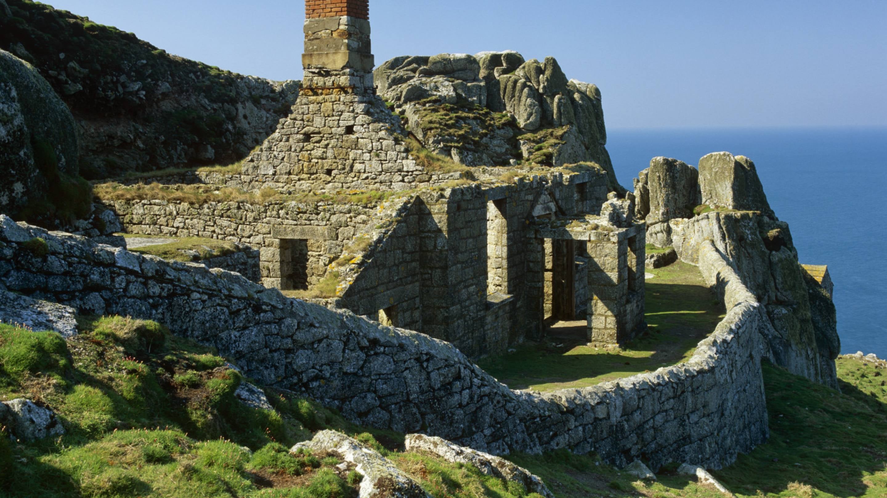 Remains of an old cottage on the side of a cliff