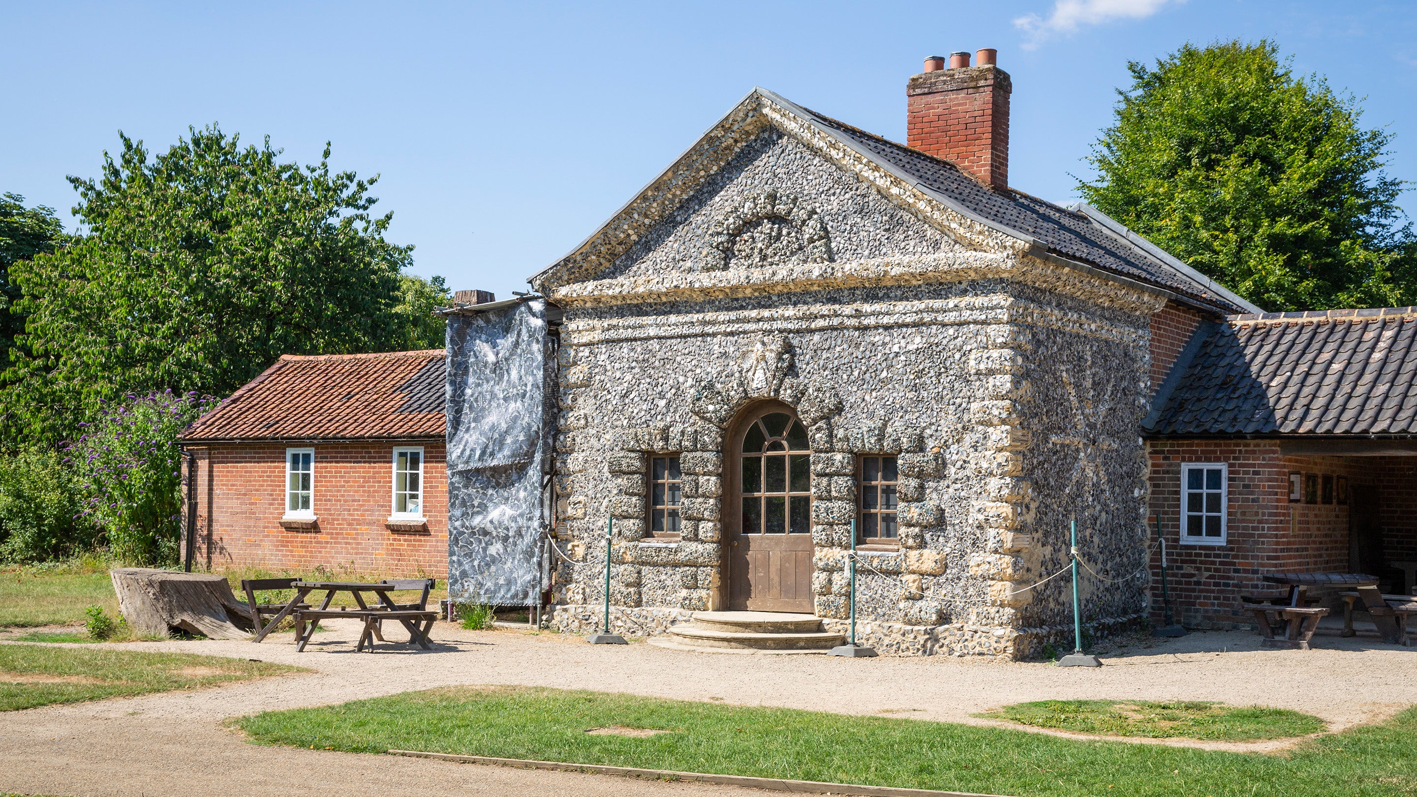 A single-storey Georgian pavilion, it's central facade is decorated entirely with shells.