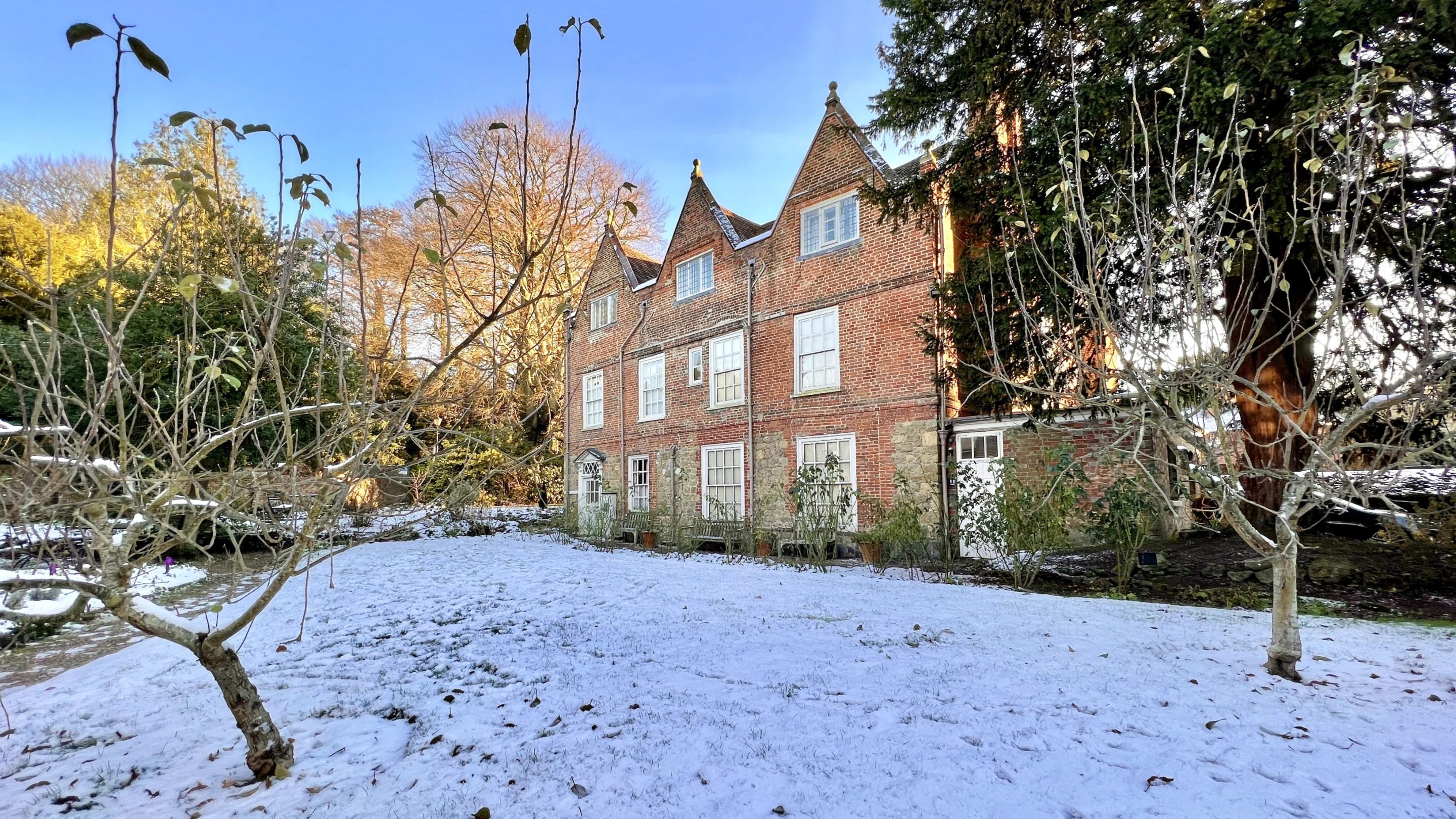 Quebec House and garden in the snow
