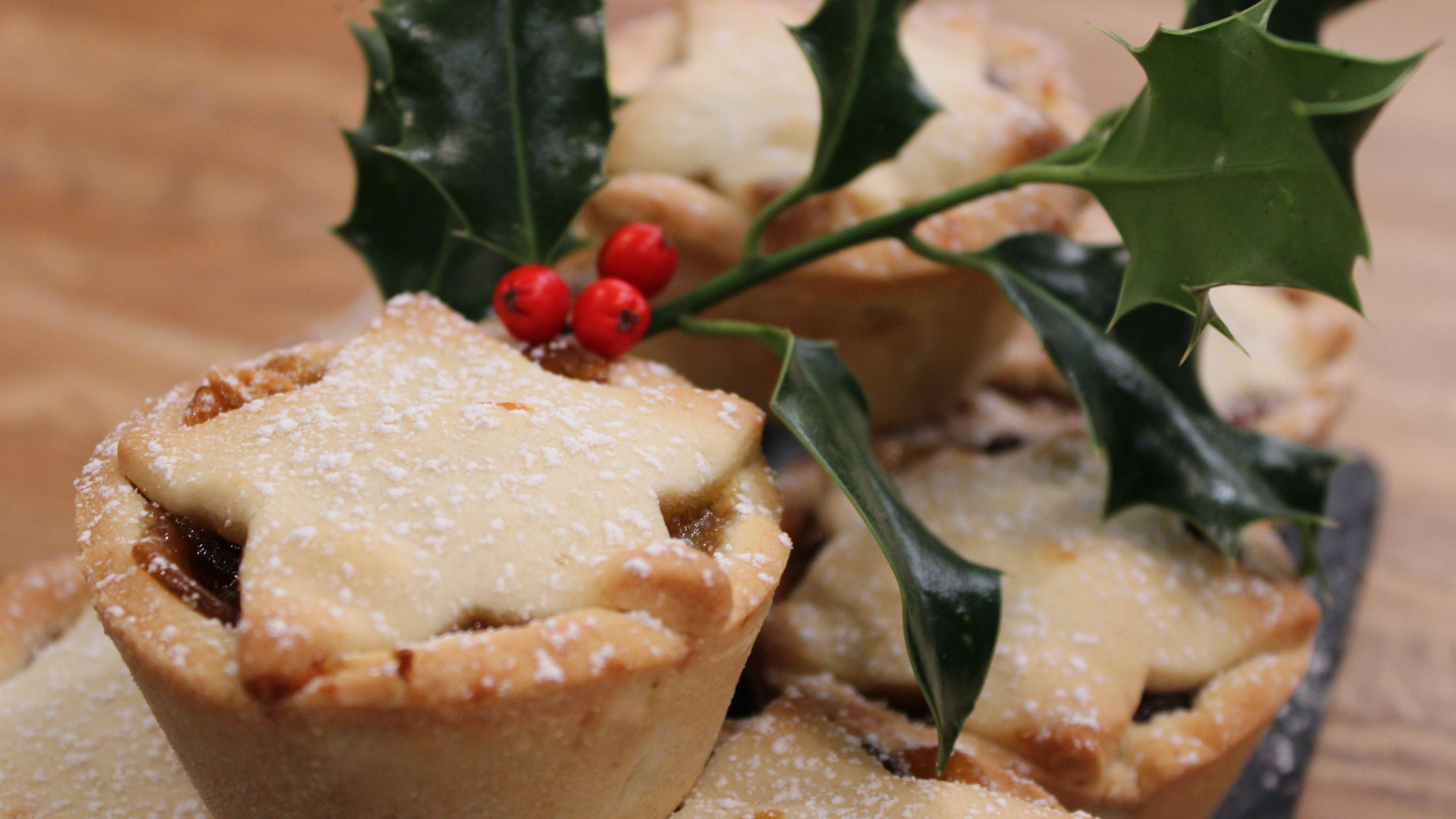 Star-topped mince with holly sprig